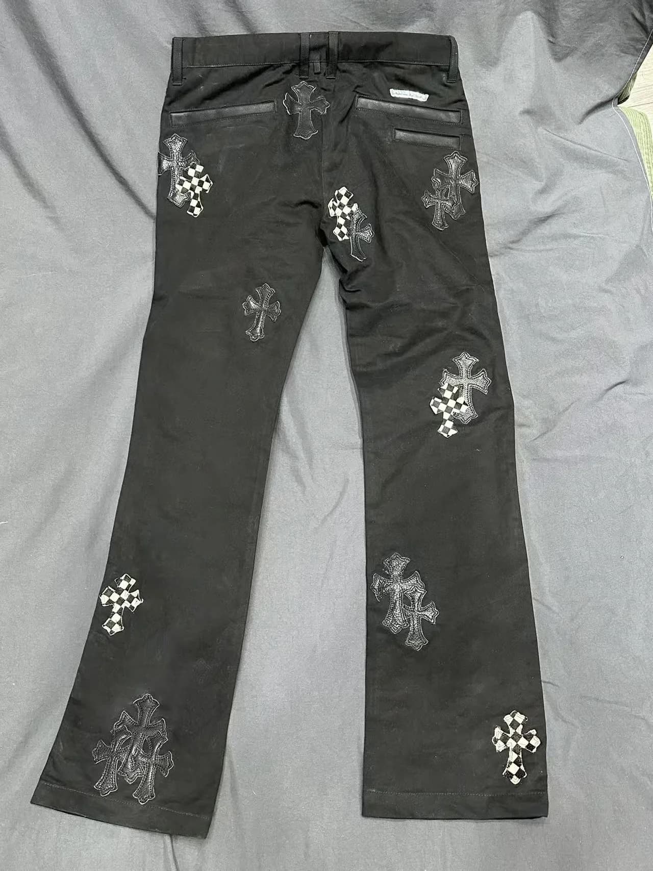 Черные джинсы Chrome Hearts с кожаными нашивками-крестами, вид сзади