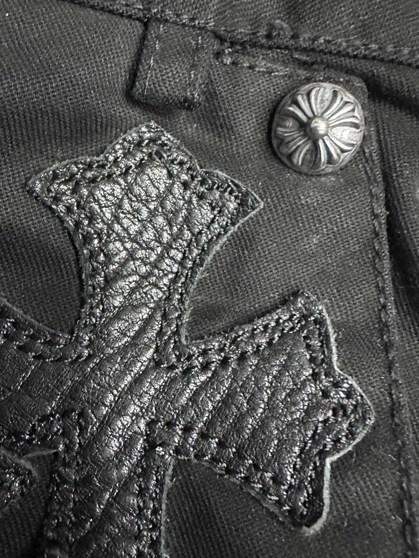 Кожаная нашивка в виде креста и металлическая заклепка на джинсах Chrome Hearts