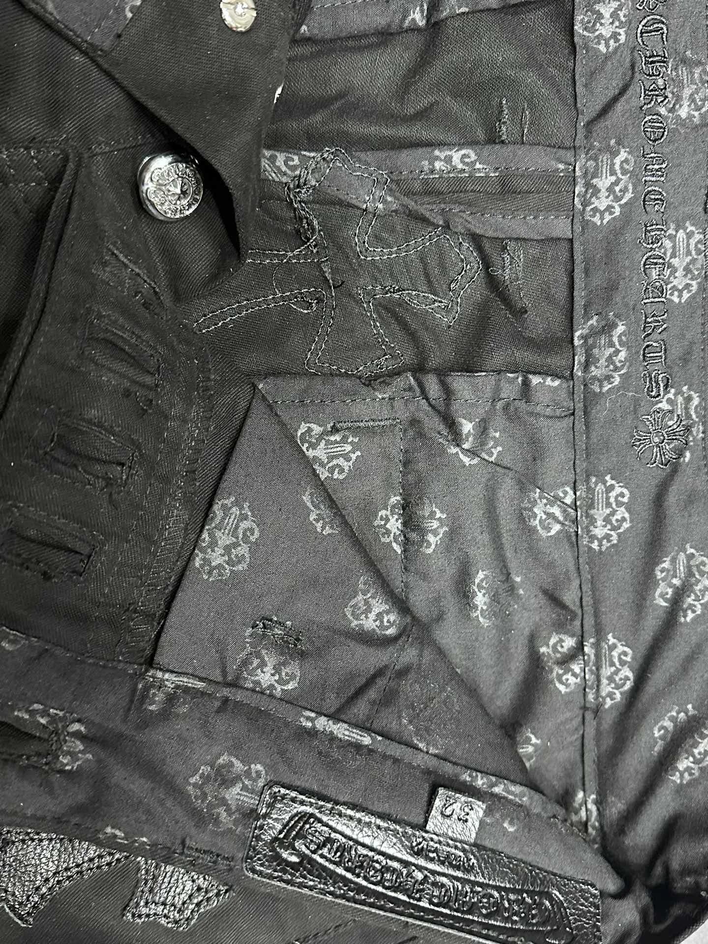 Внутренняя подкладка с фирменным принтом и кожаный патч джинсов Chrome Hearts
