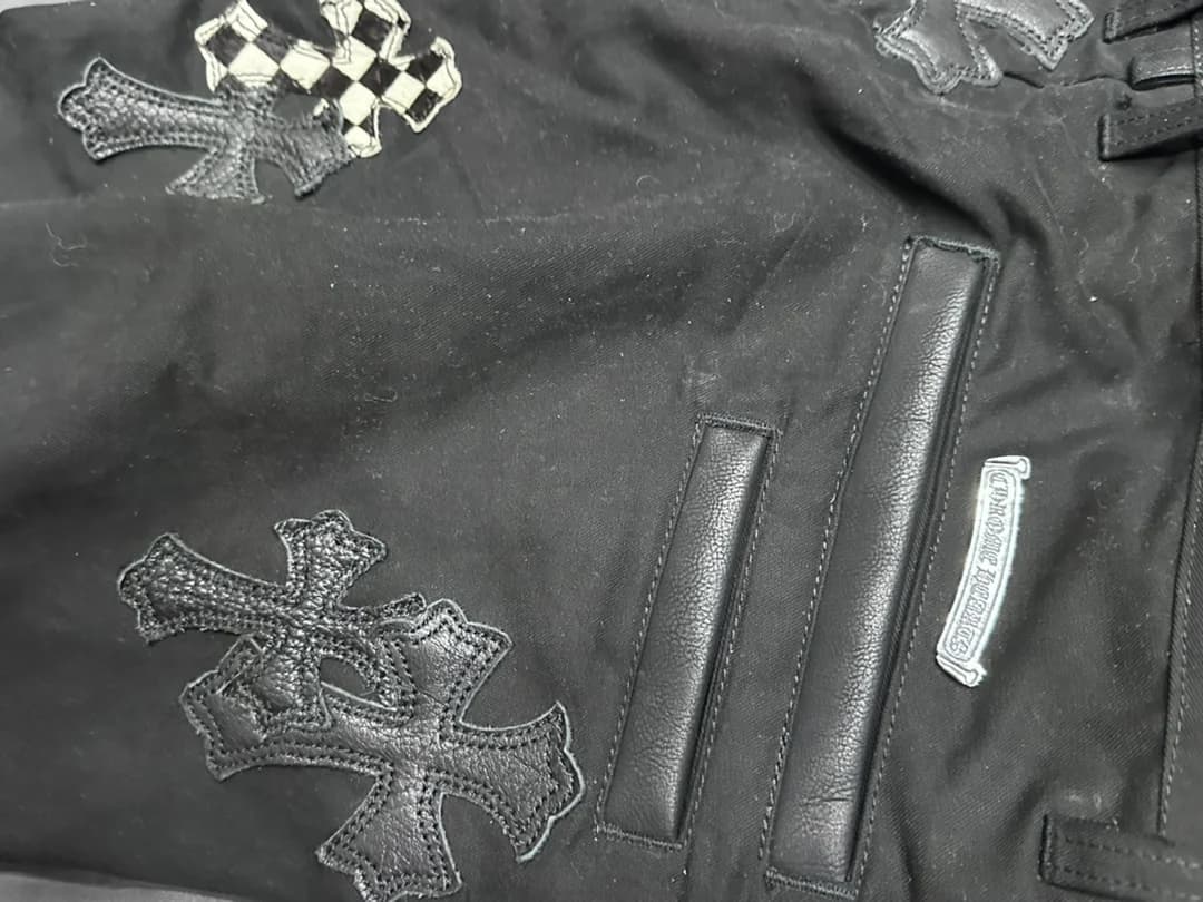 Задний карман с кожаной отделкой и нашивками на джинсах Chrome Hearts