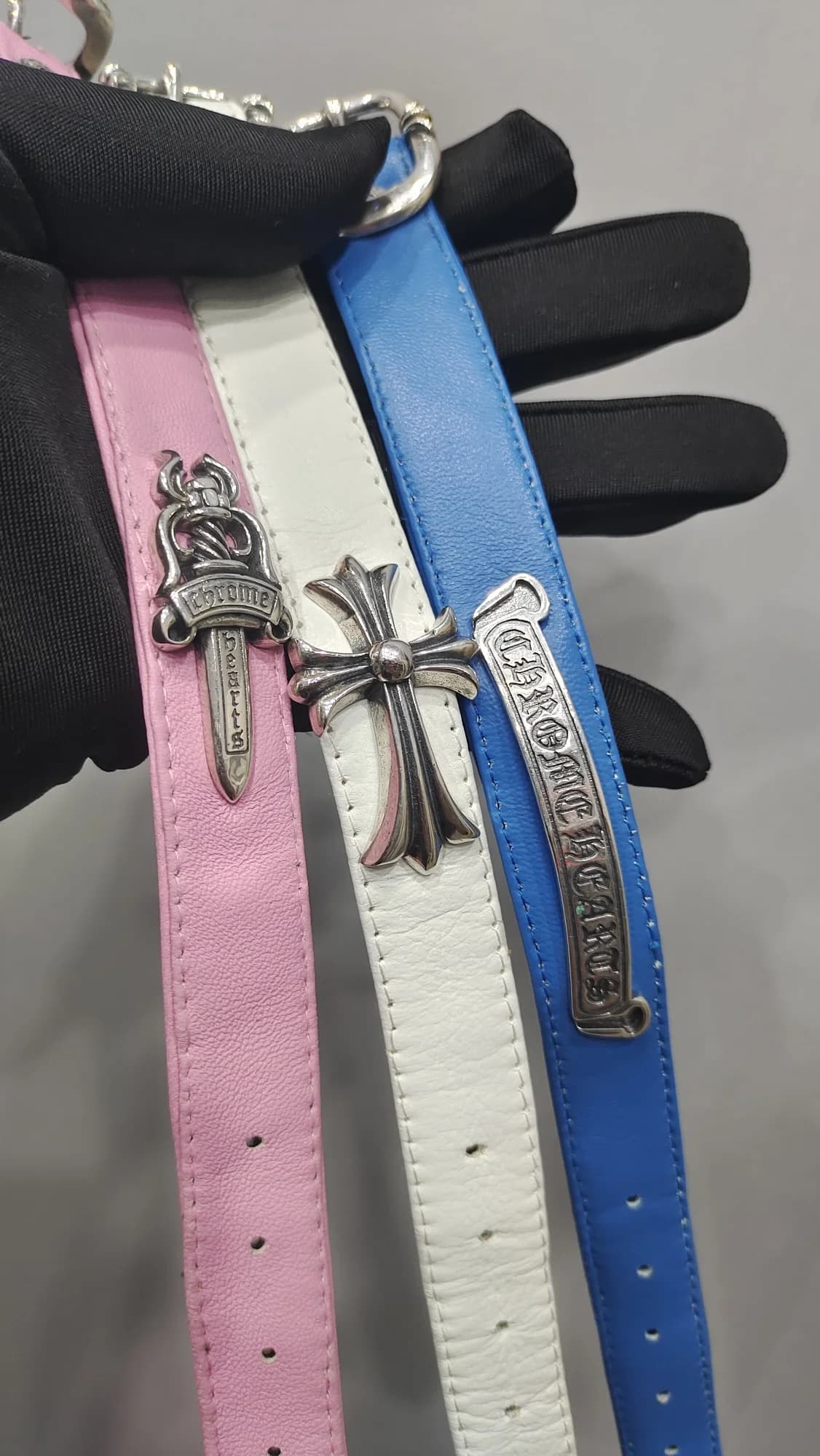 Кожаные браслеты Chrome Hearts розового, белого и синего цветов с серебряной фурнитурой