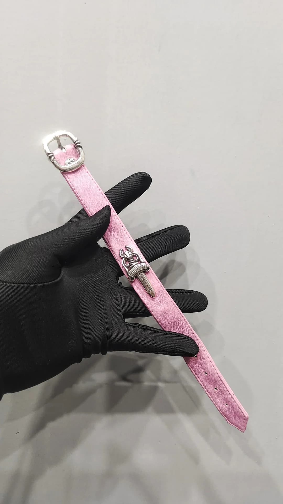 Розовый кожаный браслет Chrome Hearts с серебряным кинжалом Dagger
