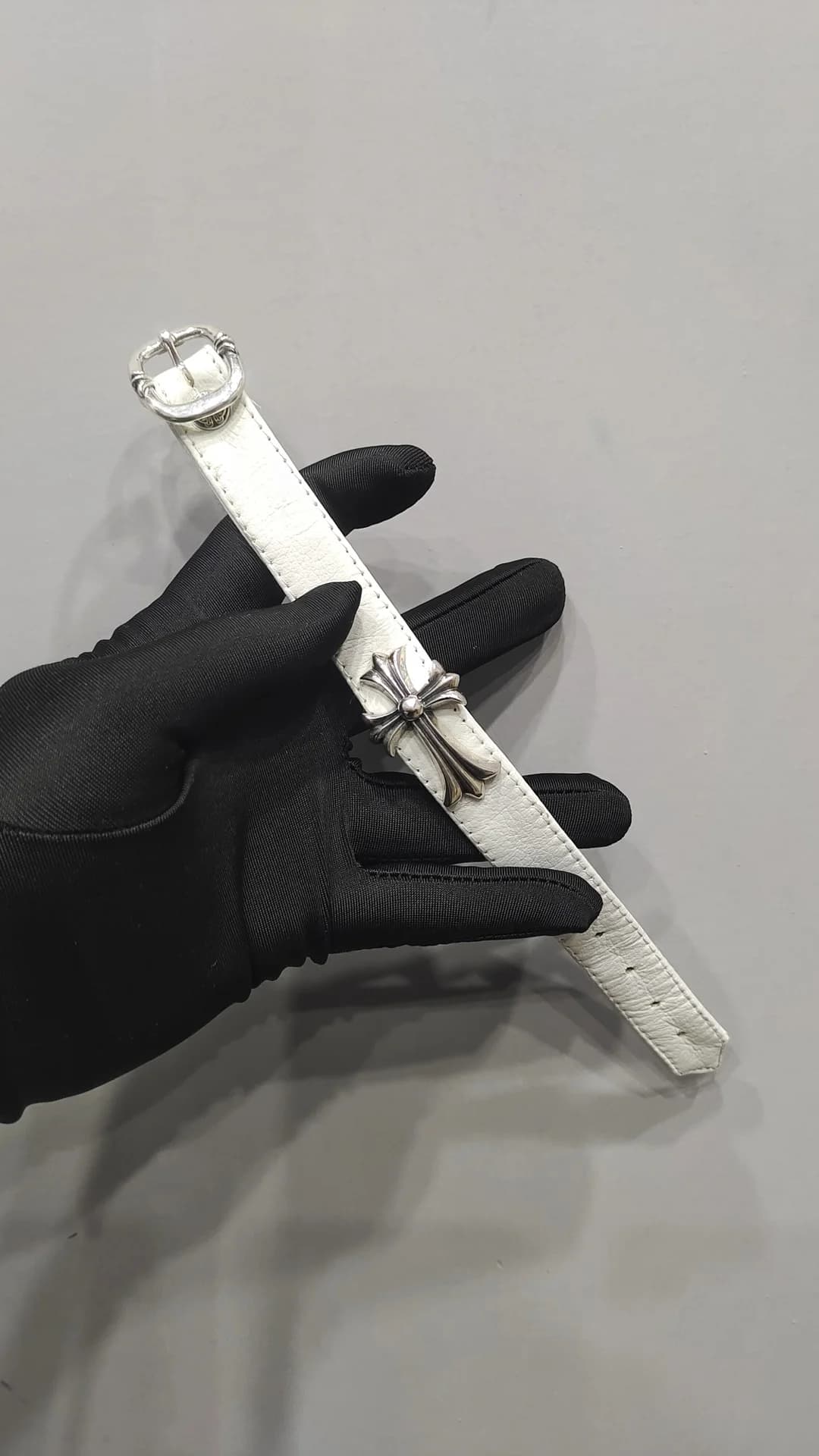 Белый кожаный браслет Chrome Hearts с серебряным крестом CH Cross