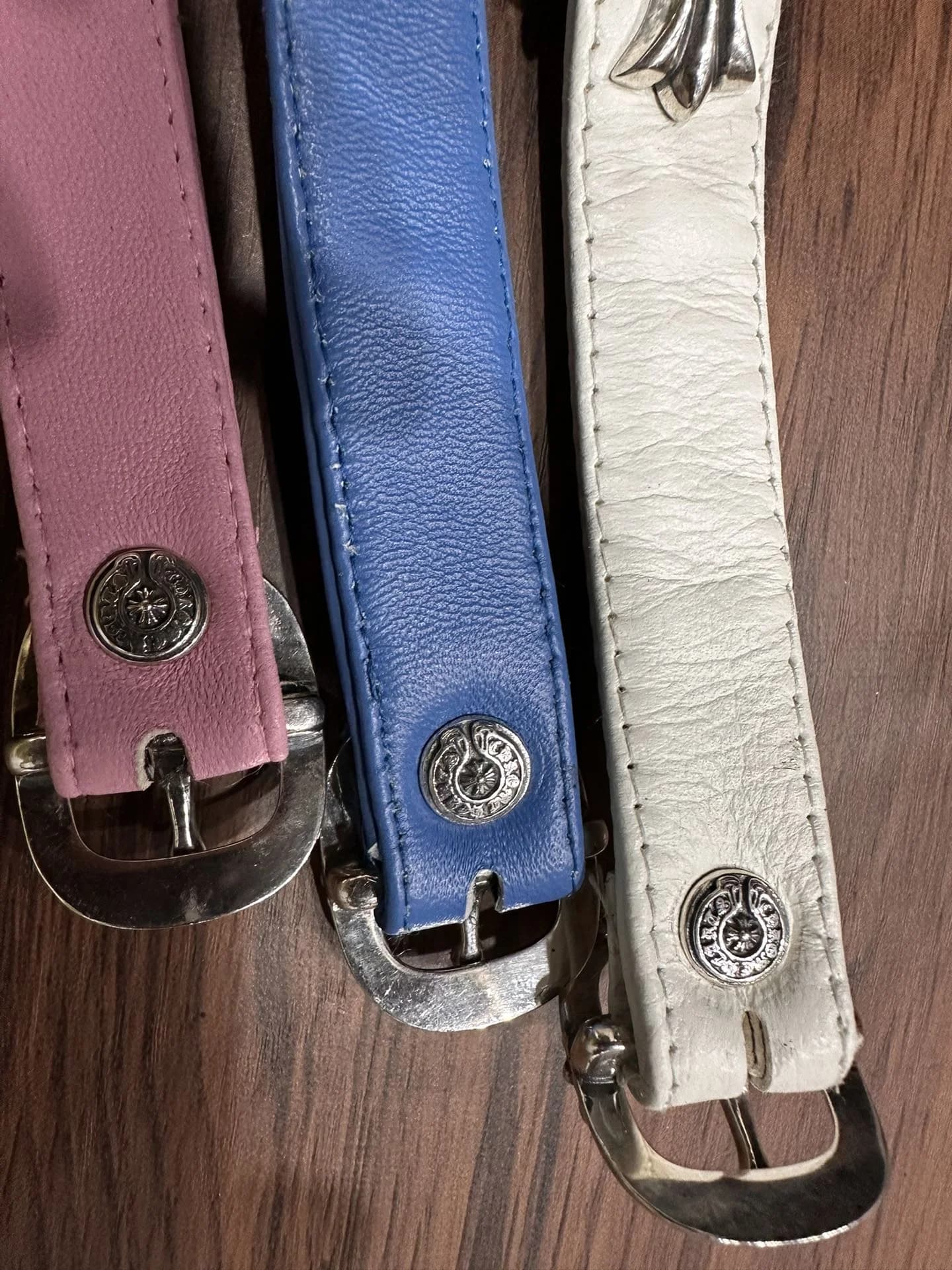 Крупный план пряжек и серебряных заклепок на кожаных браслетах Chrome Hearts