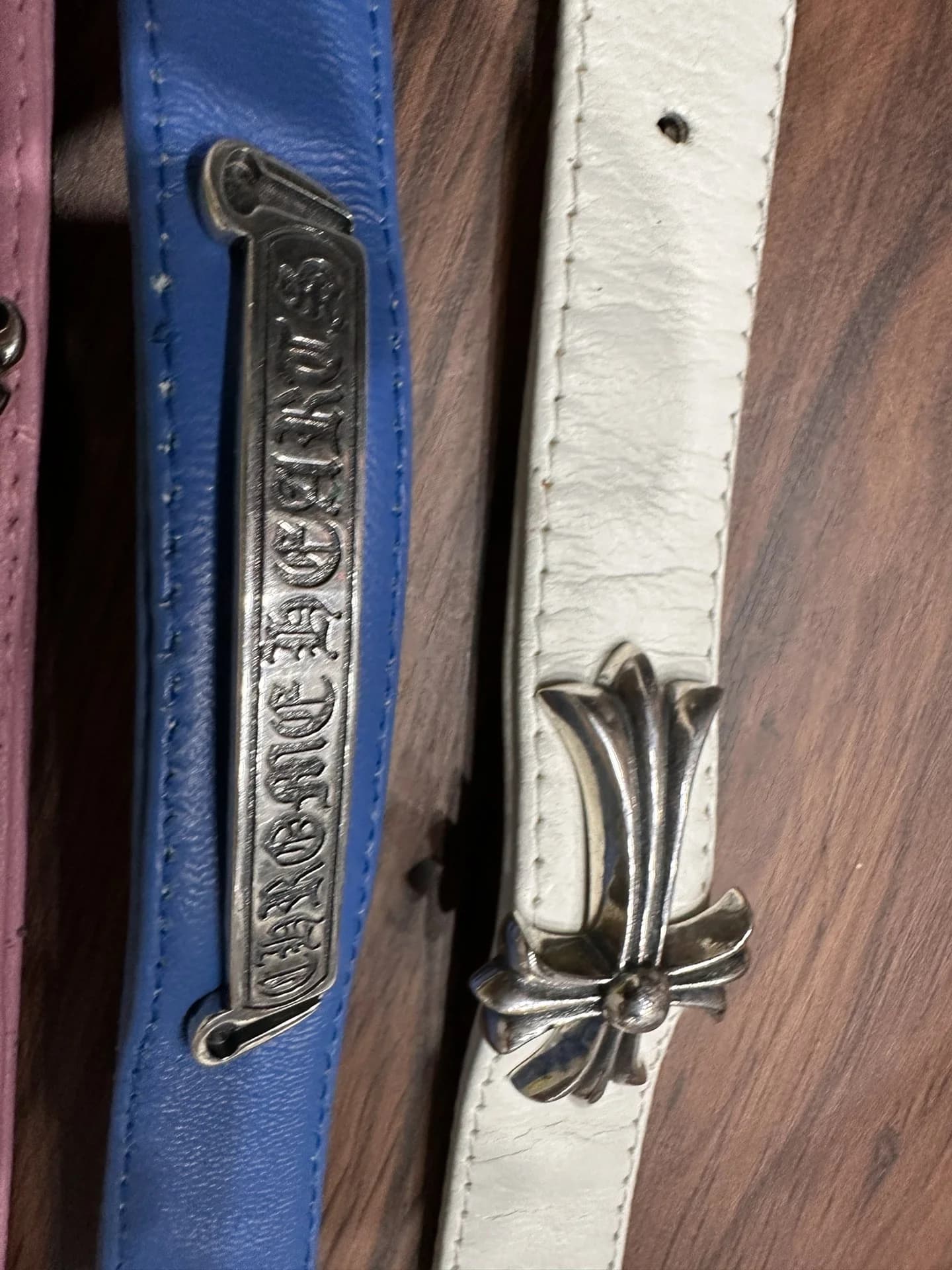 Фурнитура из серебра 925 пробы на синем и белом кожаных браслетах Chrome Hearts