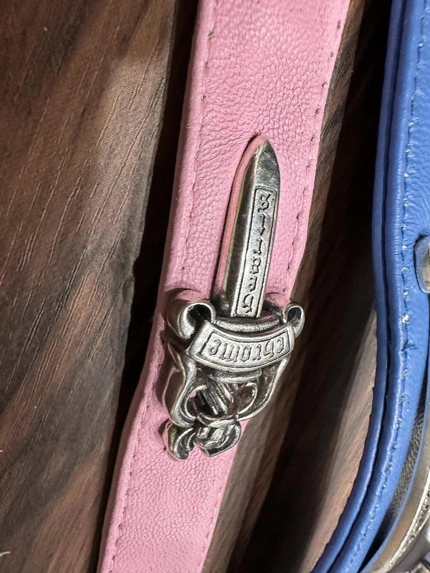 Крупный план серебряного элемента Dagger на розовом кожаном браслете Chrome Hearts