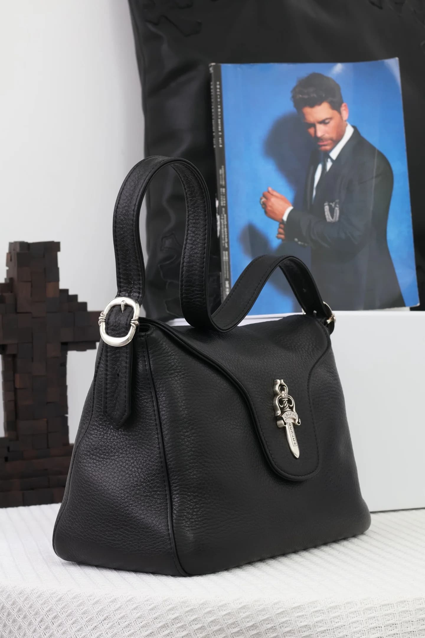 Кожаная сумка Chrome Hearts, ракурс три четверти