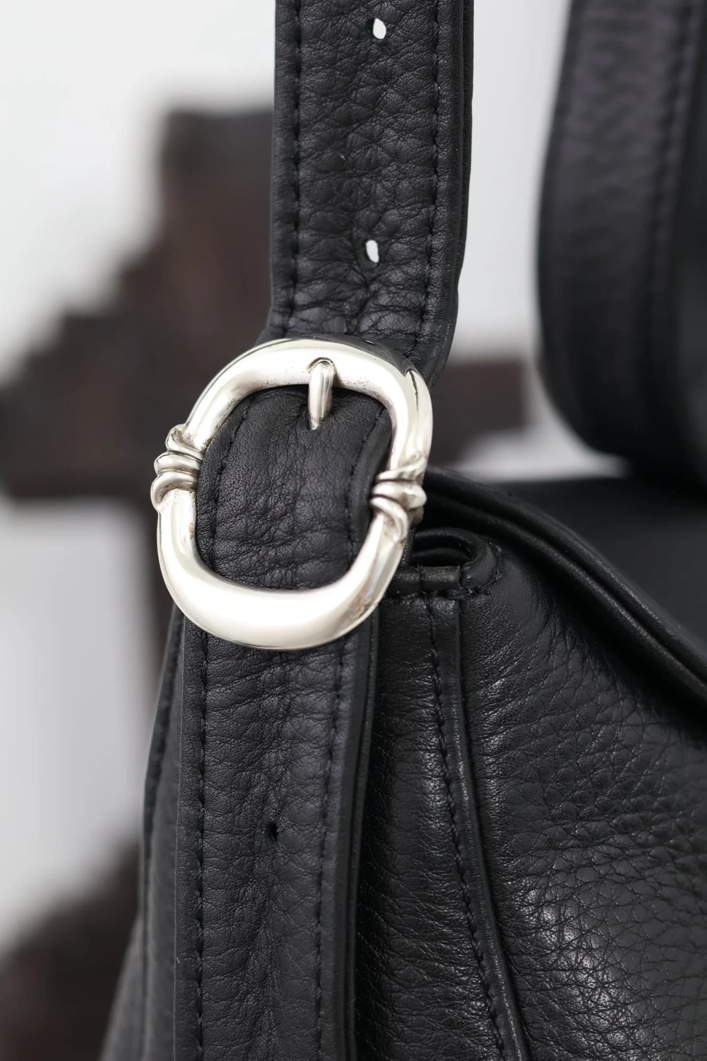 Серебряная пряжка с узором на кожаном ремне сумки Chrome Hearts