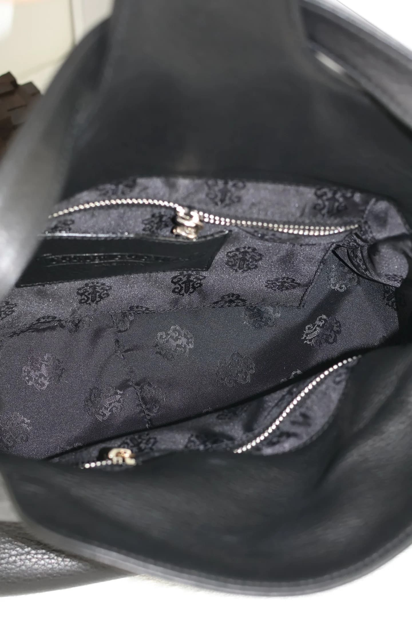 Внутреннее отделение сумки Chrome Hearts с жаккардовой подкладкой