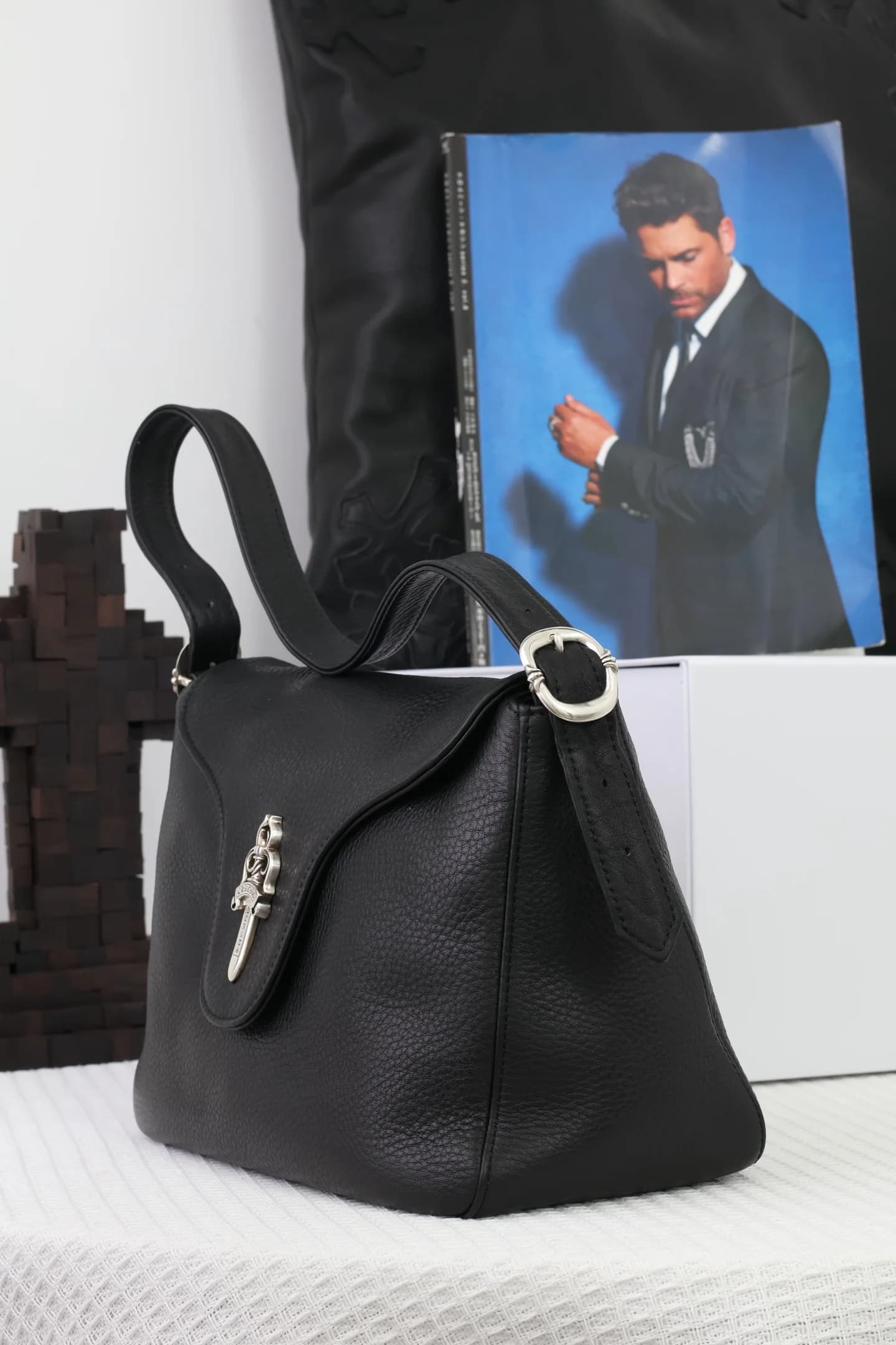 Сумка Chrome Hearts из чёрной зернистой кожи, вид сбоку