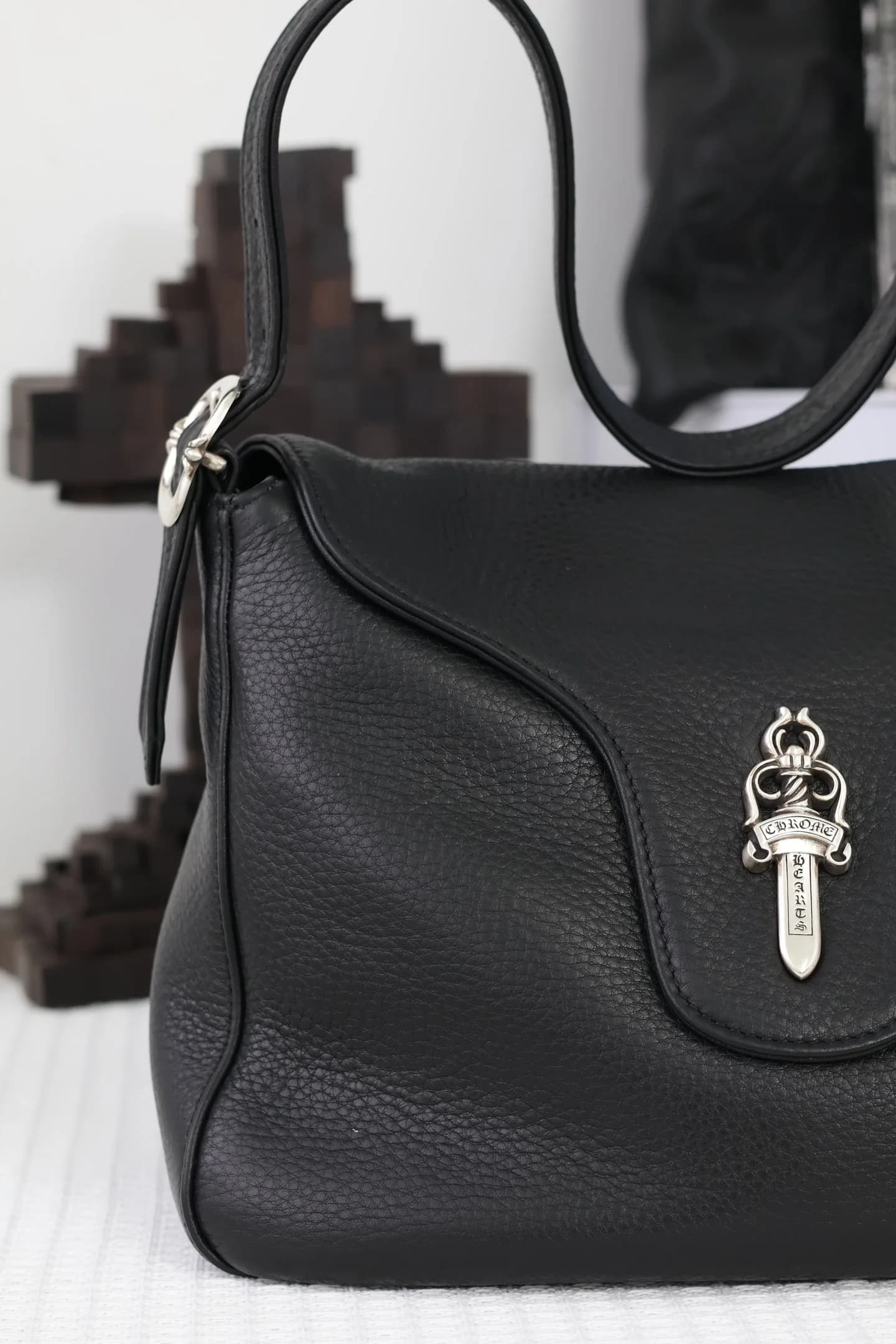 Фронтальная часть сумки Chrome Hearts и деталь плечевого ремня