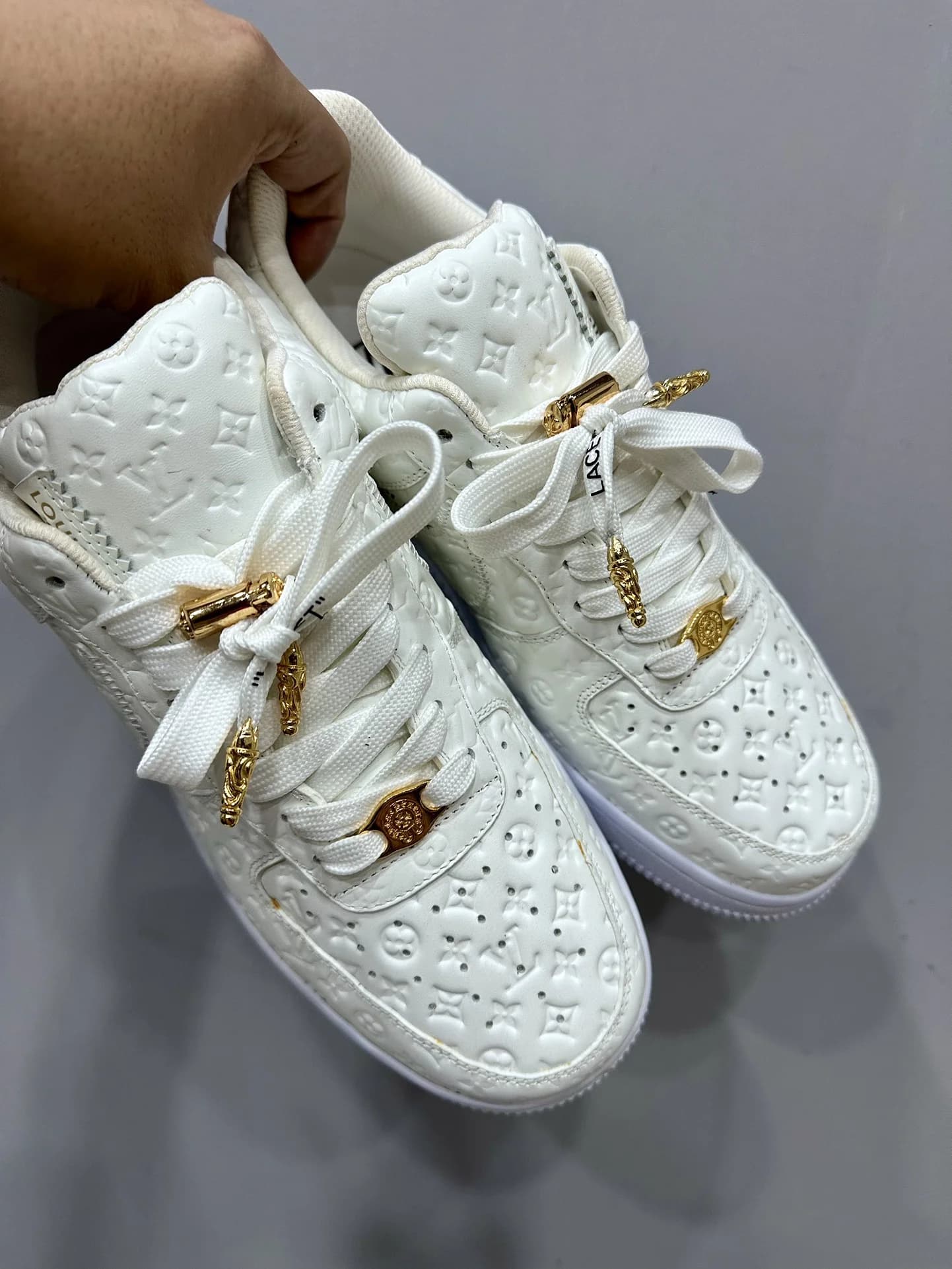 Белые кожаные кроссовки Chrome Hearts x Nike x Louis Vuitton Air Force 1 с тиснением монограмм и золотистой фурнитурой