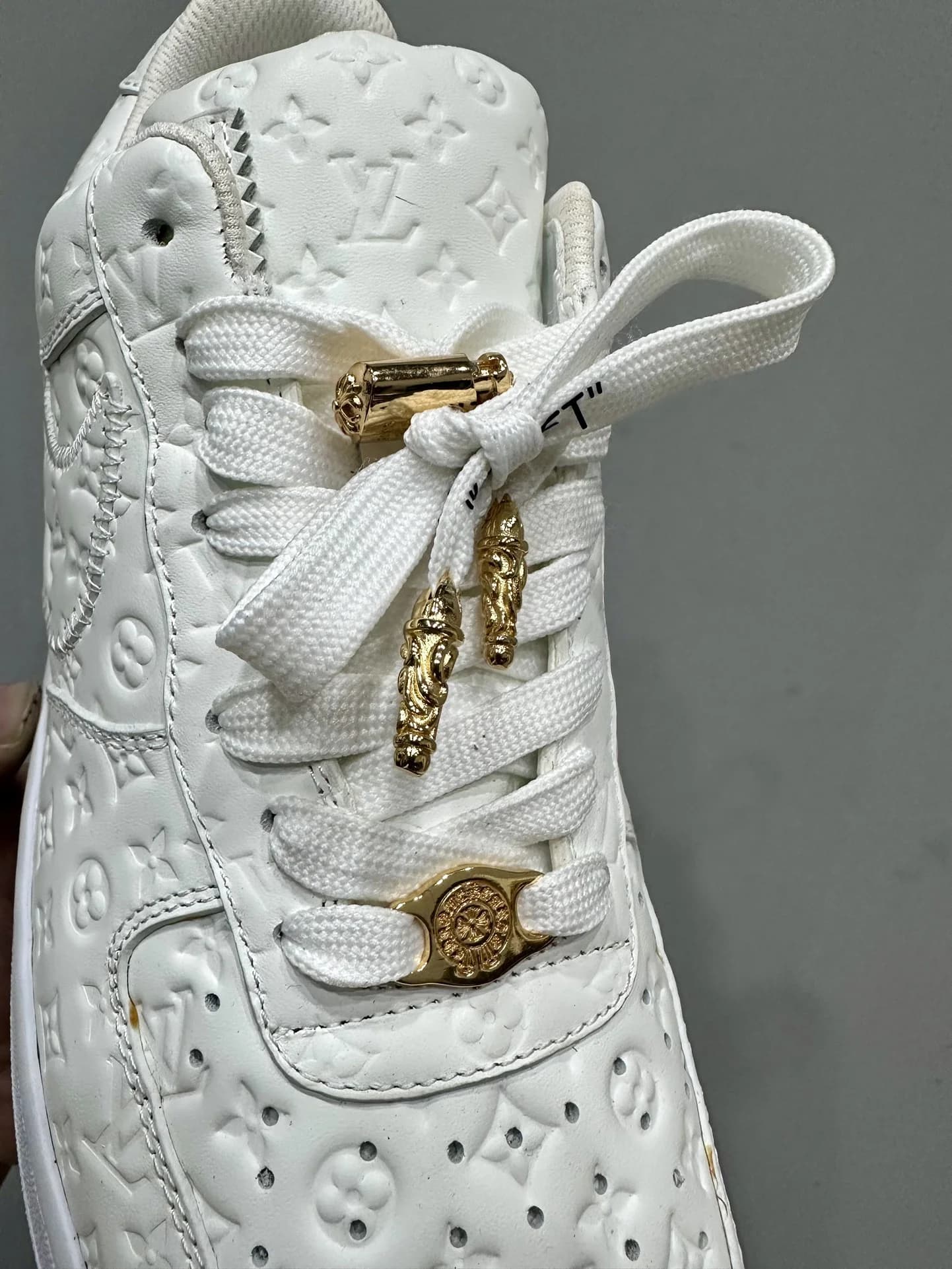 Детали шнуровки кроссовок Chrome Hearts x Nike x Louis Vuitton Air Force 1 с золотистыми элементами