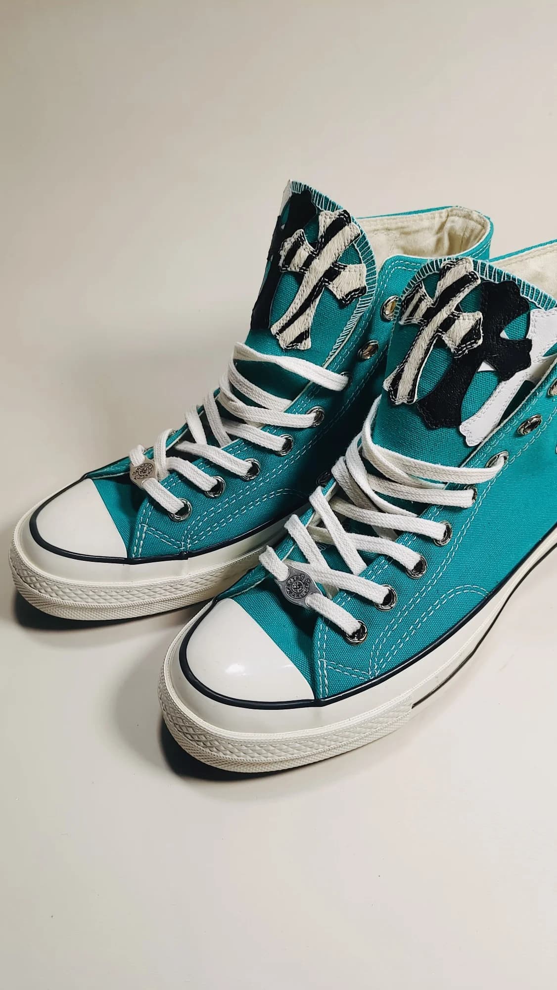 Кеды Chrome Hearts x Converse Chuck 70 High зеленого цвета, вид сбоку