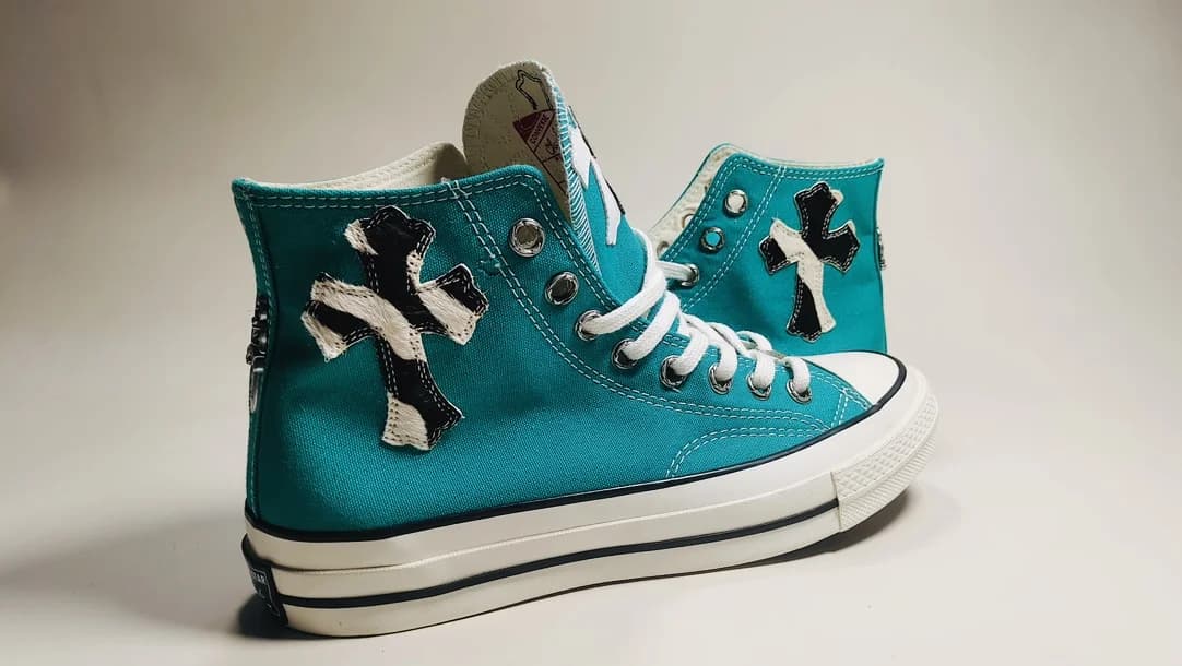 Кеды Chrome Hearts x Converse Chuck 70 High, вид сбоку с нашивками-крестами