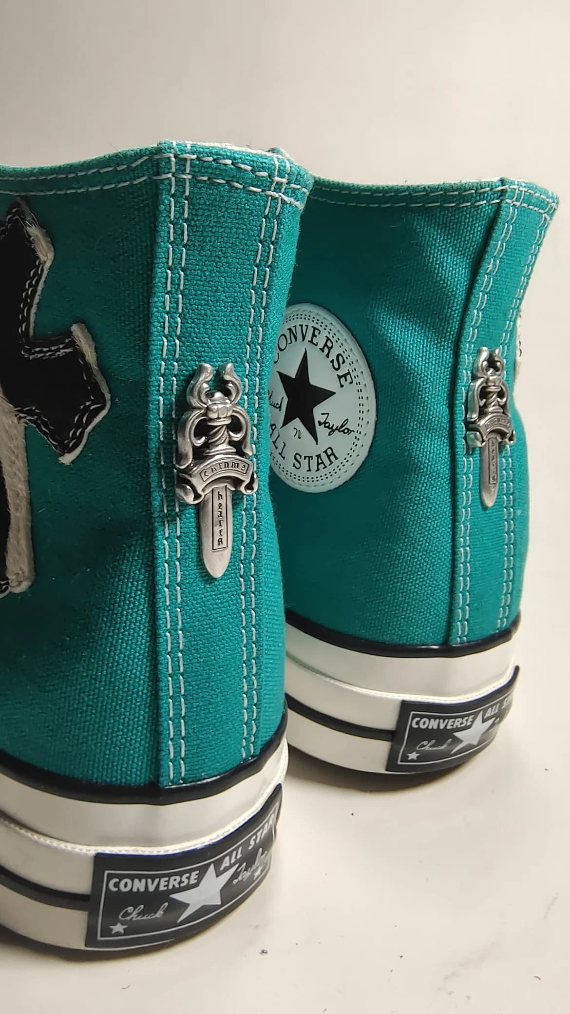 Задняя часть кед Chrome Hearts x Converse Chuck 70 High с металлической фурнитурой в виде кинжалов