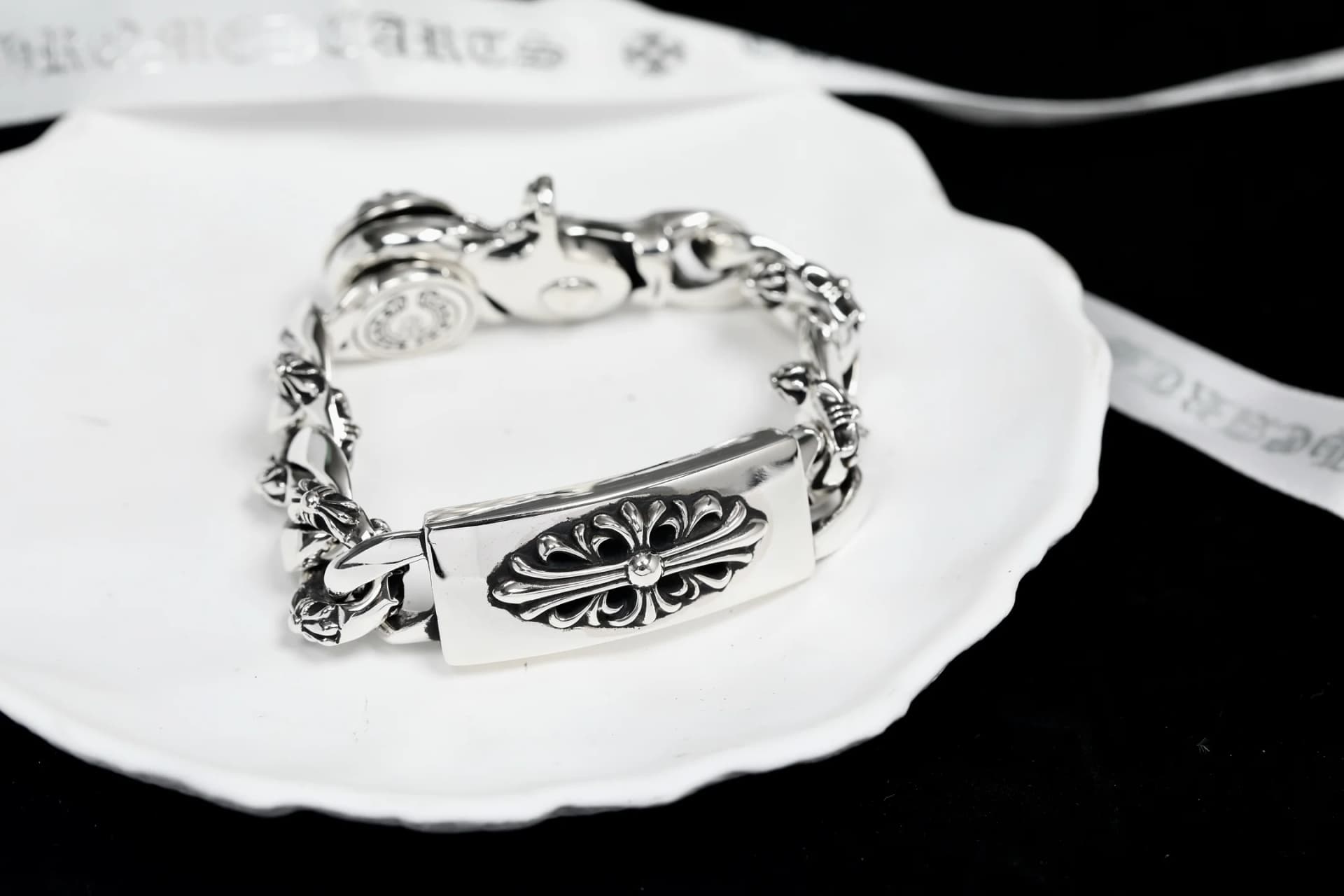 Браслет Chrome Hearts с пластиной Floral Cross на декоративном блюдце