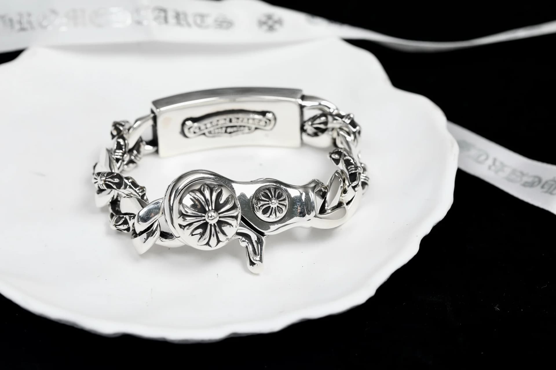 Вид сбоку на застежку и звенья серебряного браслета Chrome Hearts