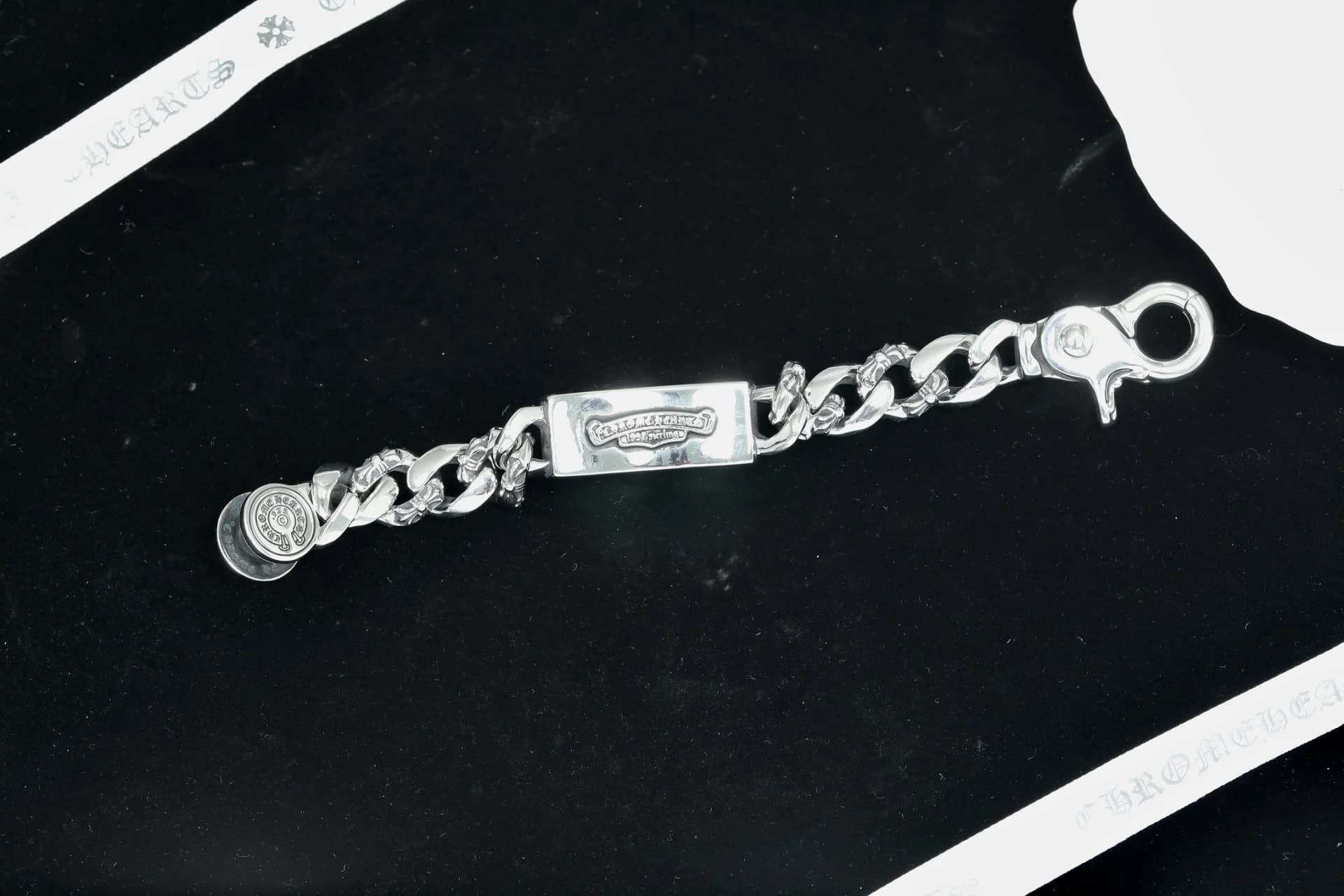 Браслет-цепь Chrome Hearts в развернутом виде, обратная сторона с гравировкой