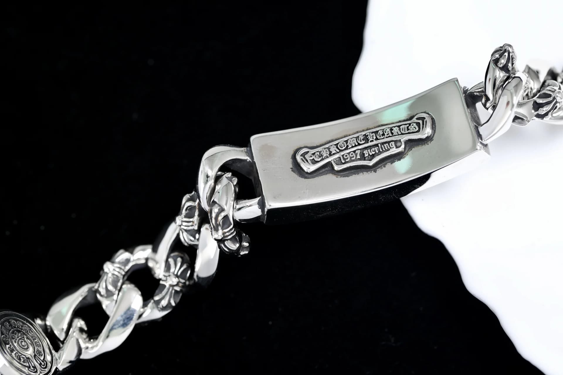 Гравировка бренда Chrome Hearts на обратной стороне центральной пластины браслета