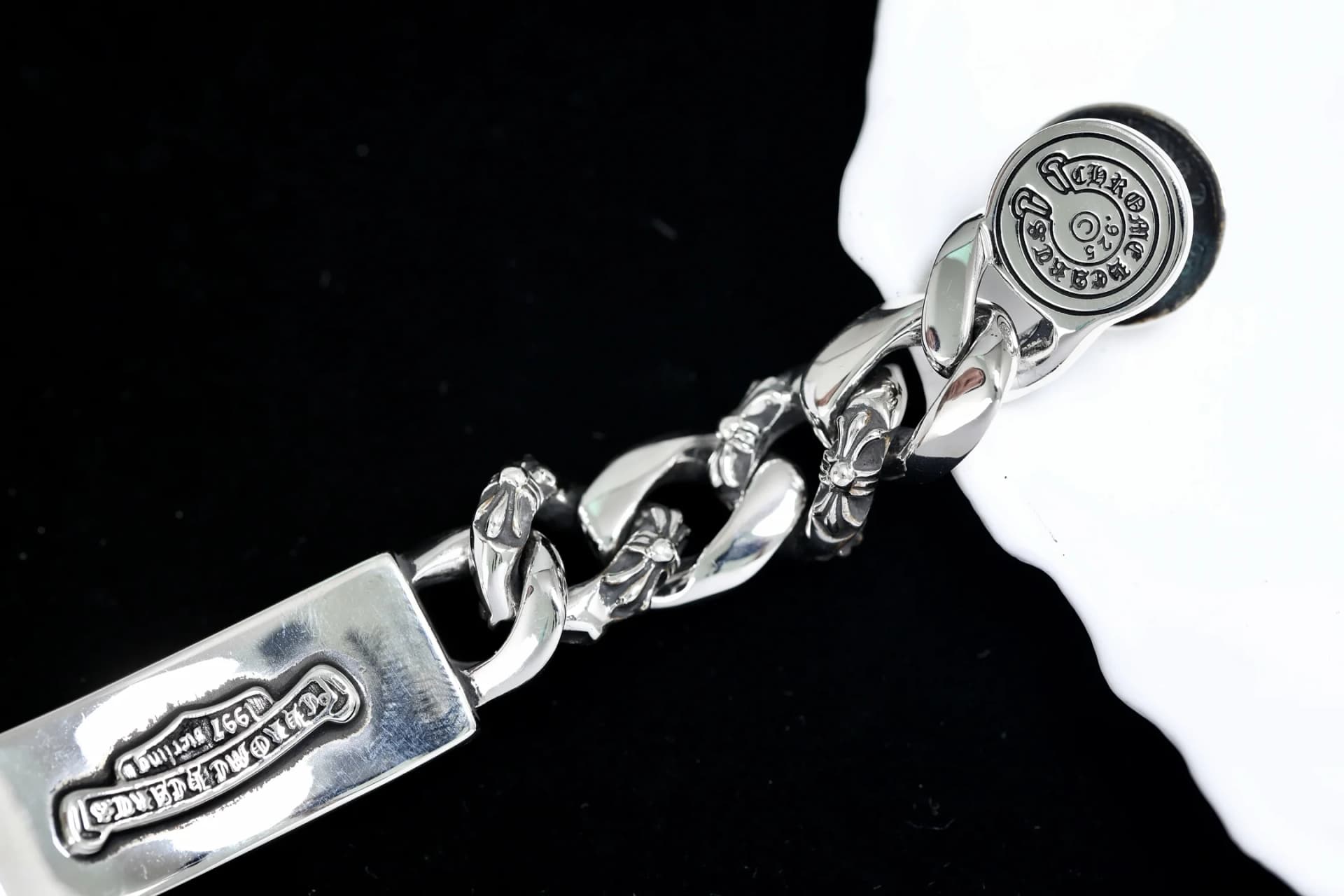 Крупный план концевого элемента и клейма на серебряном браслете Chrome Hearts