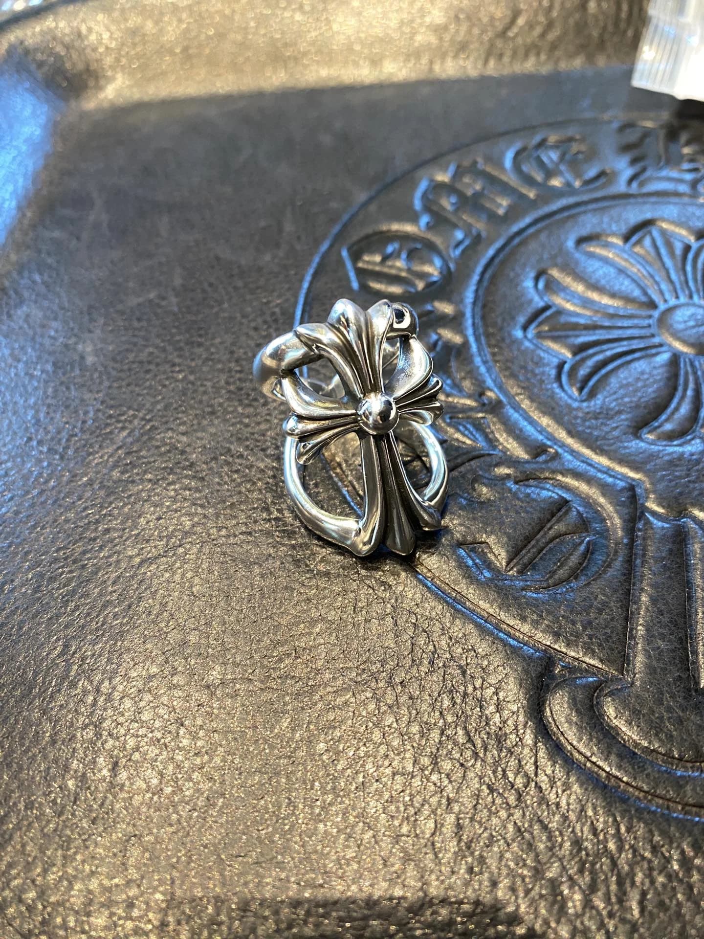 Серебряное кольцо Chrome Hearts Infinity с крестом CH Cross вид спереди