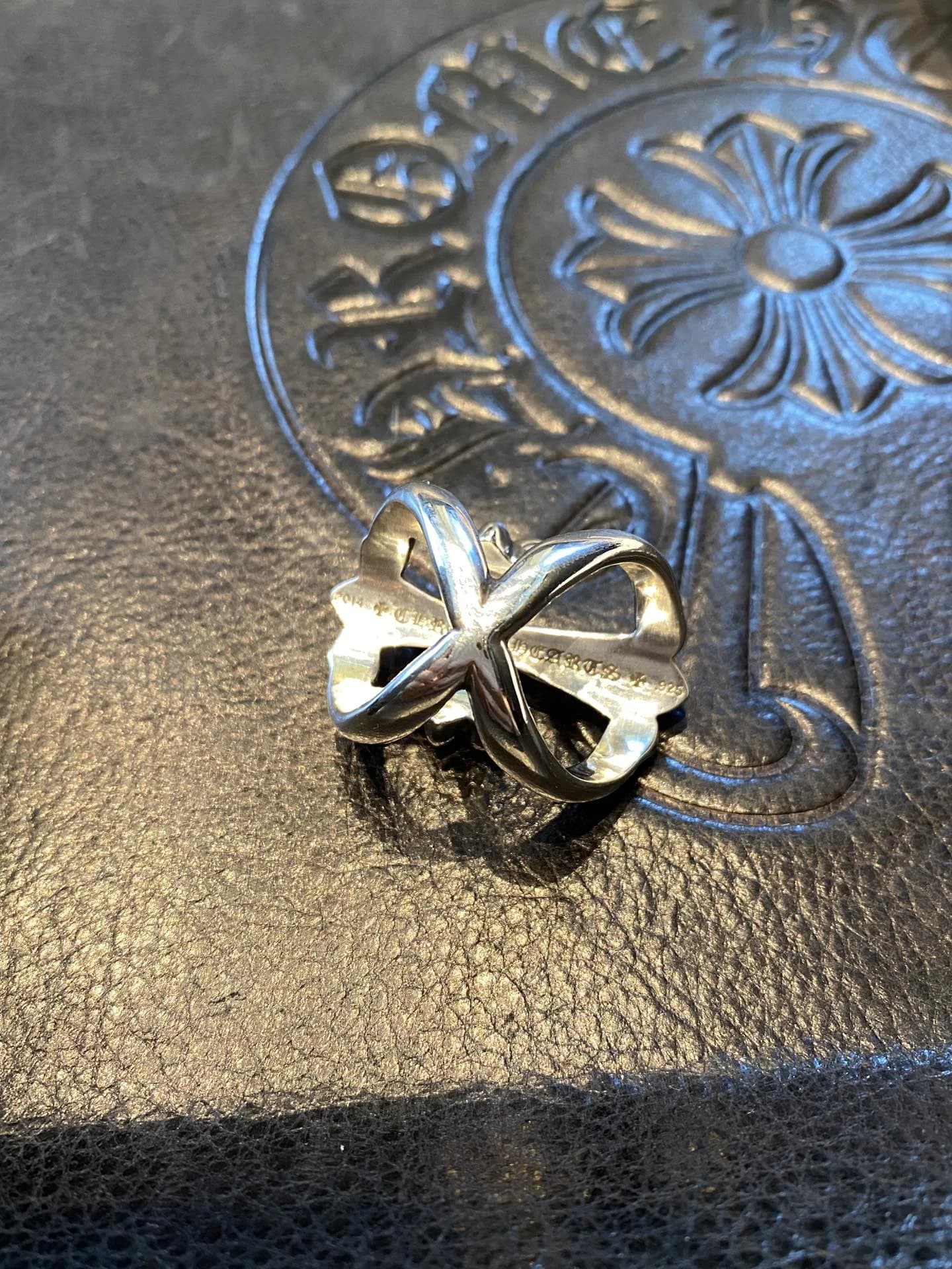 Кольцо Chrome Hearts Infinity из серебра 925 пробы вид сверху