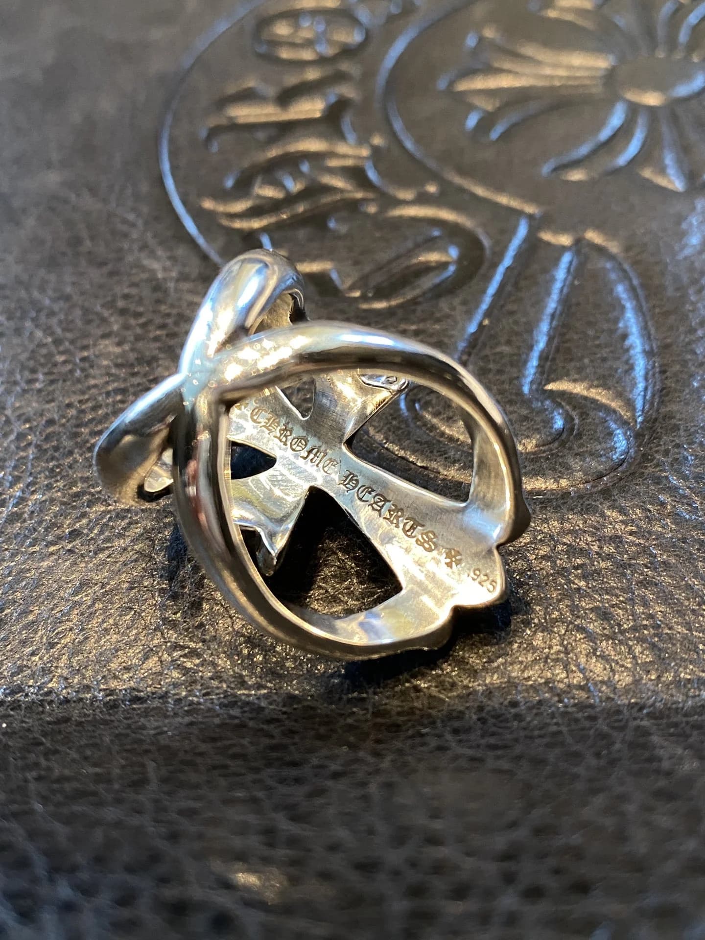 Внутренняя сторона кольца Chrome Hearts Infinity с фирменной гравировкой
