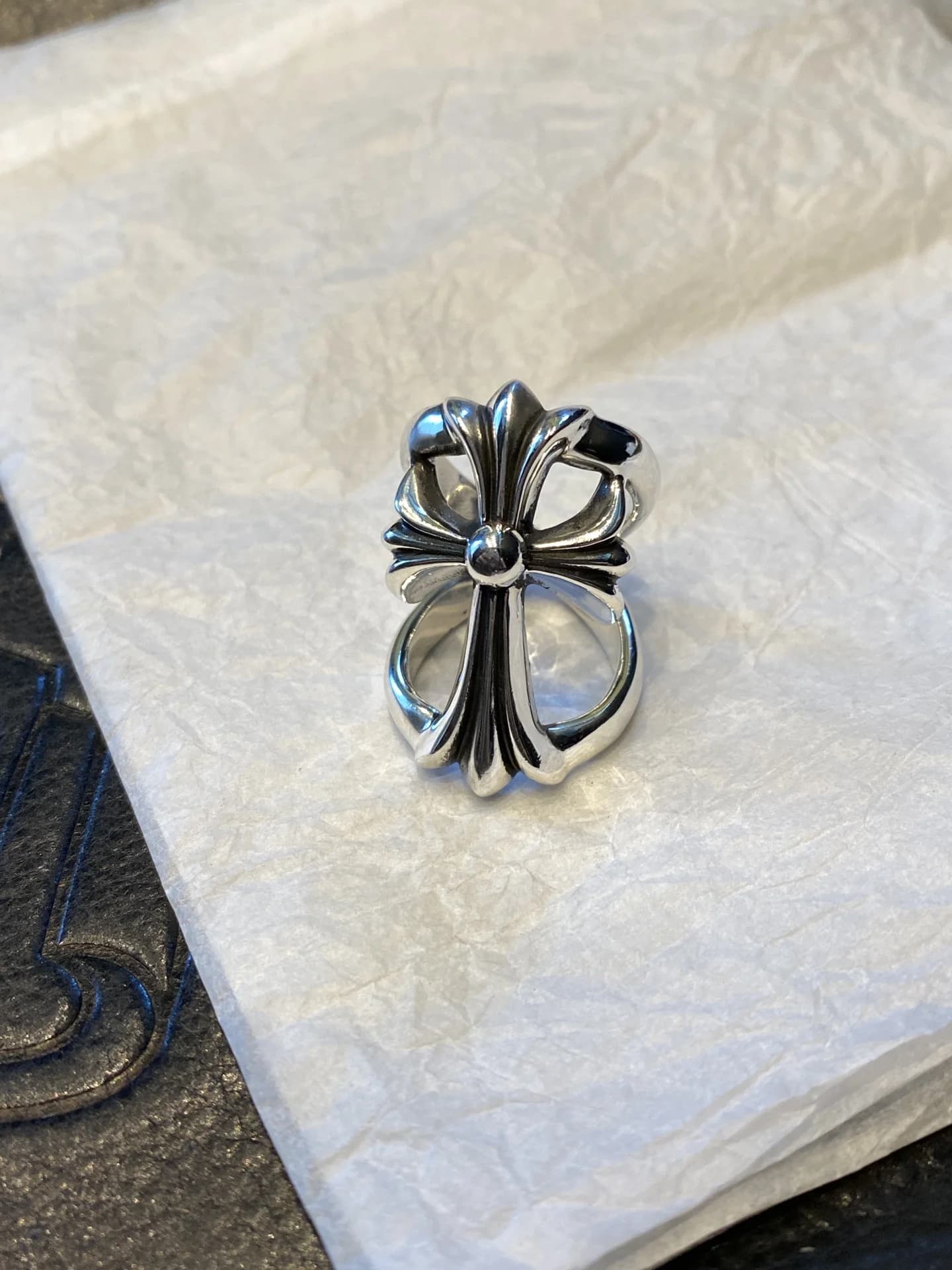 Кольцо Chrome Hearts Infinity на светлом фоне общий вид