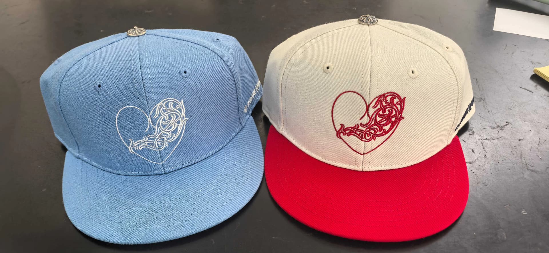 Голубая и бело-красная бейсболки Chrome Hearts с вышивкой сердца