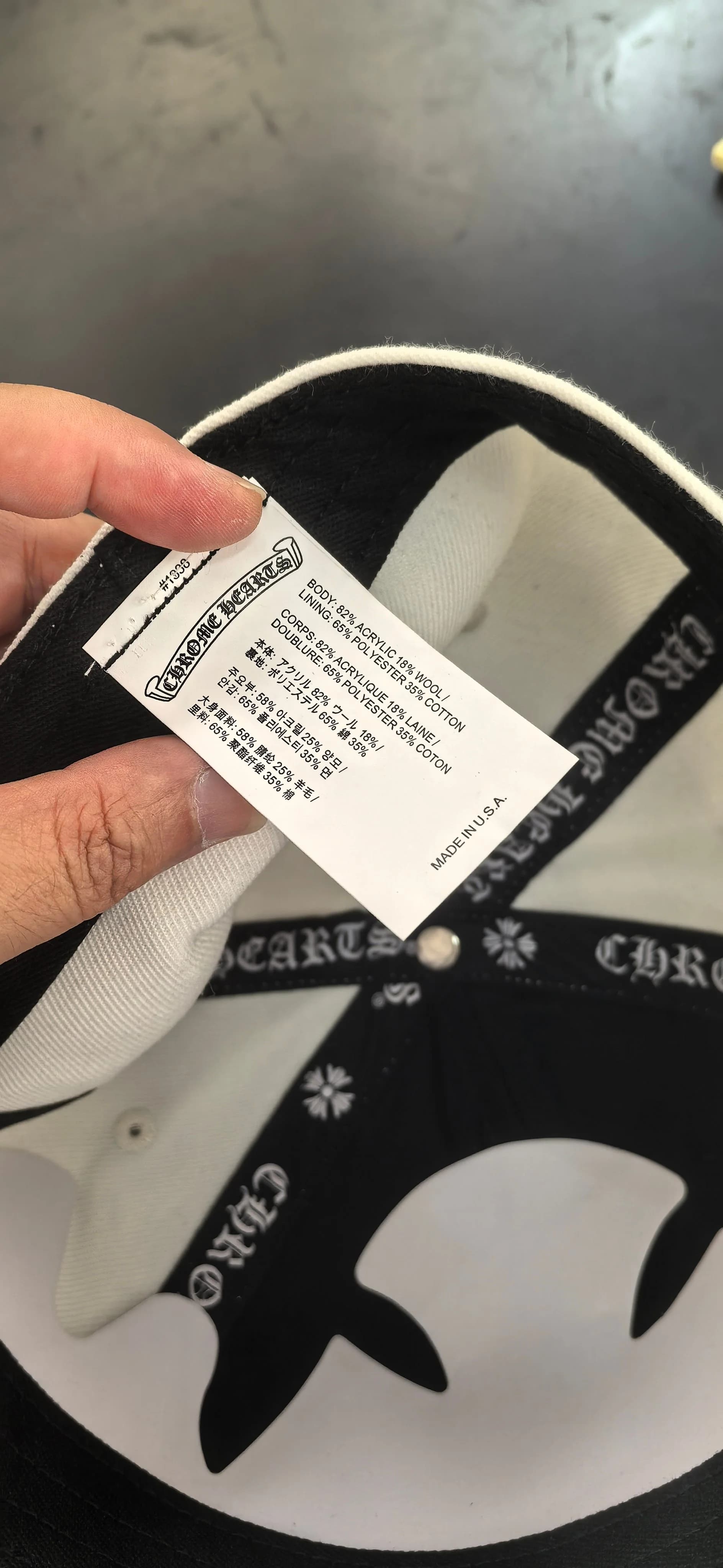Сложенные вместе голубая и бело-красная бейсболки Chrome Hearts