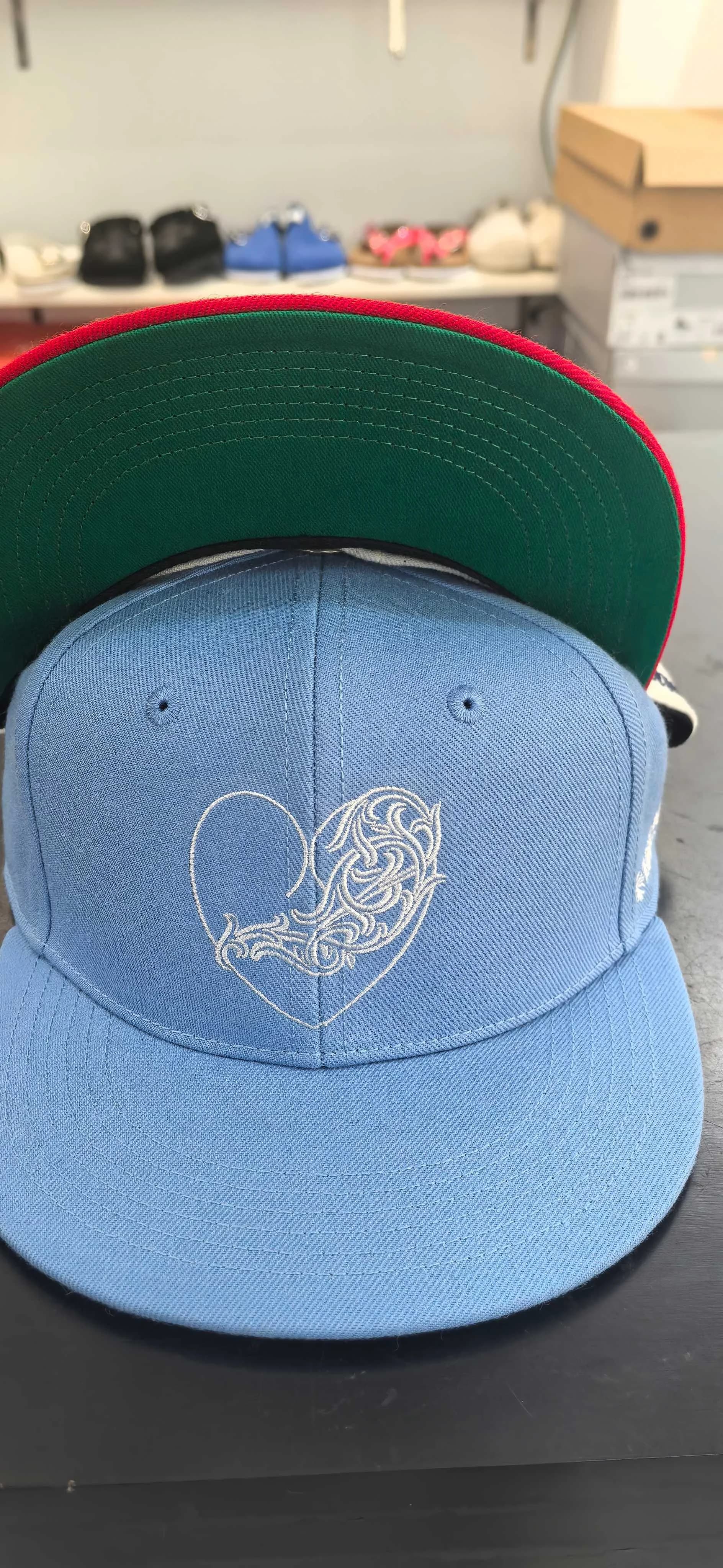 Голубая бейсболка Chrome Hearts с вышивкой сердца, вид спереди