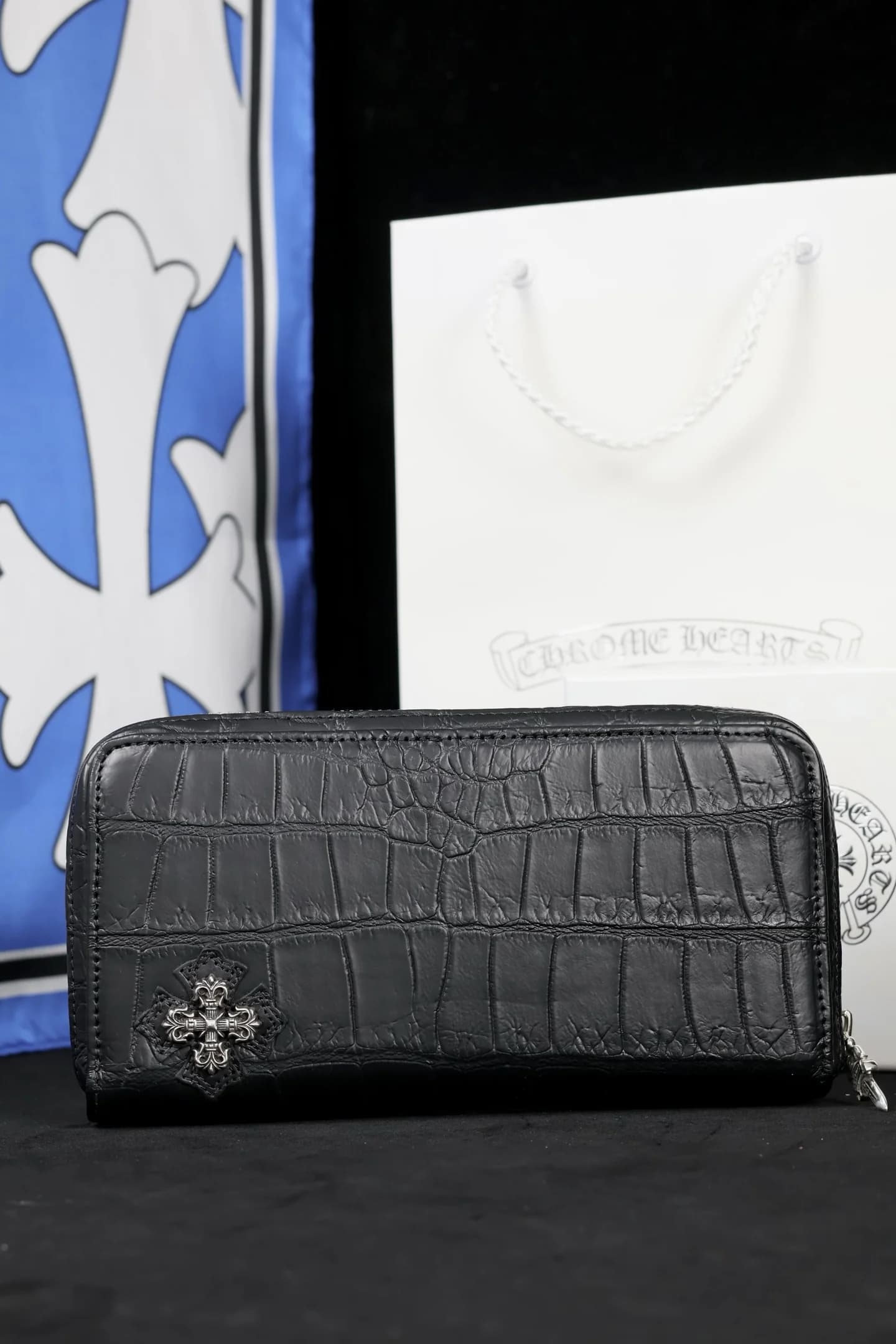Длинный кошелек Chrome Hearts из черной кожи крокодила, вид спереди