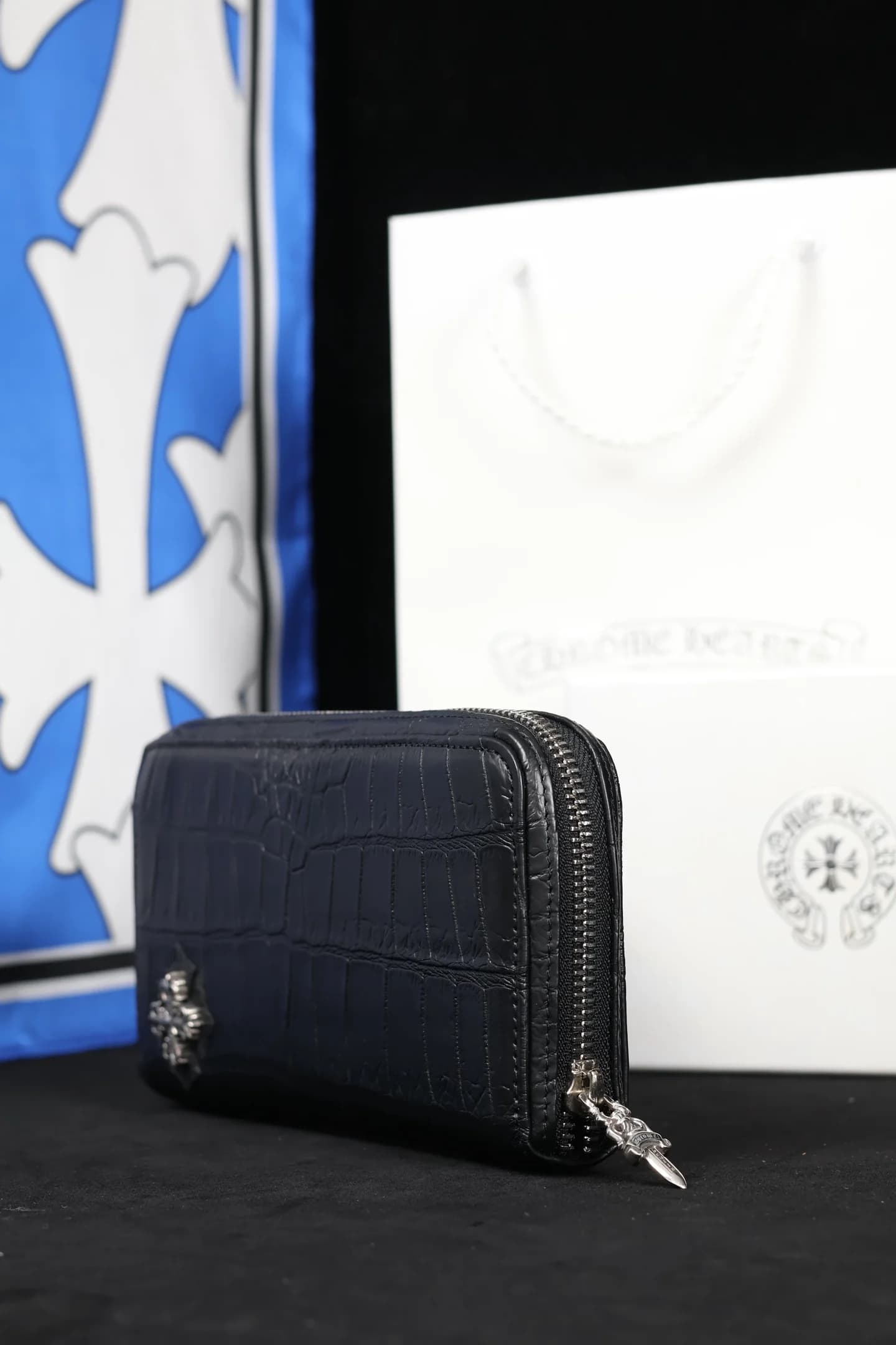 Кошелек Chrome Hearts из кожи крокодила, вид сбоку с пуллером-кинжалом
