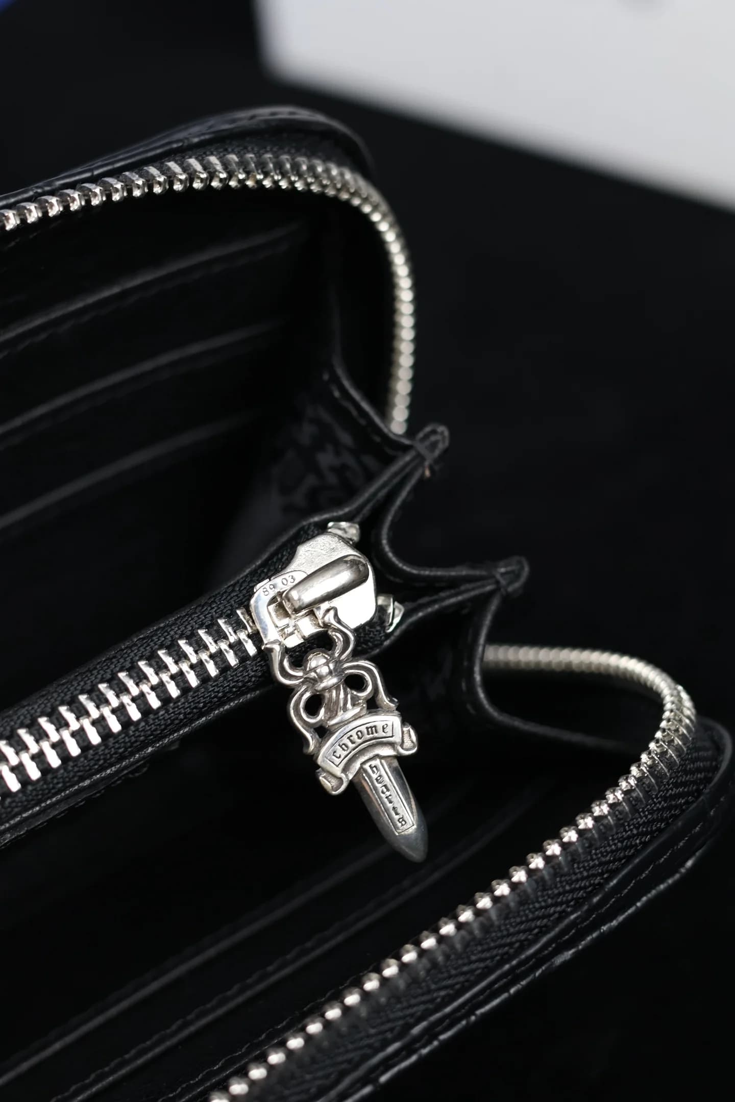 Деталь внутреннего замка-кинжала на отделении для монет кошелька Chrome Hearts