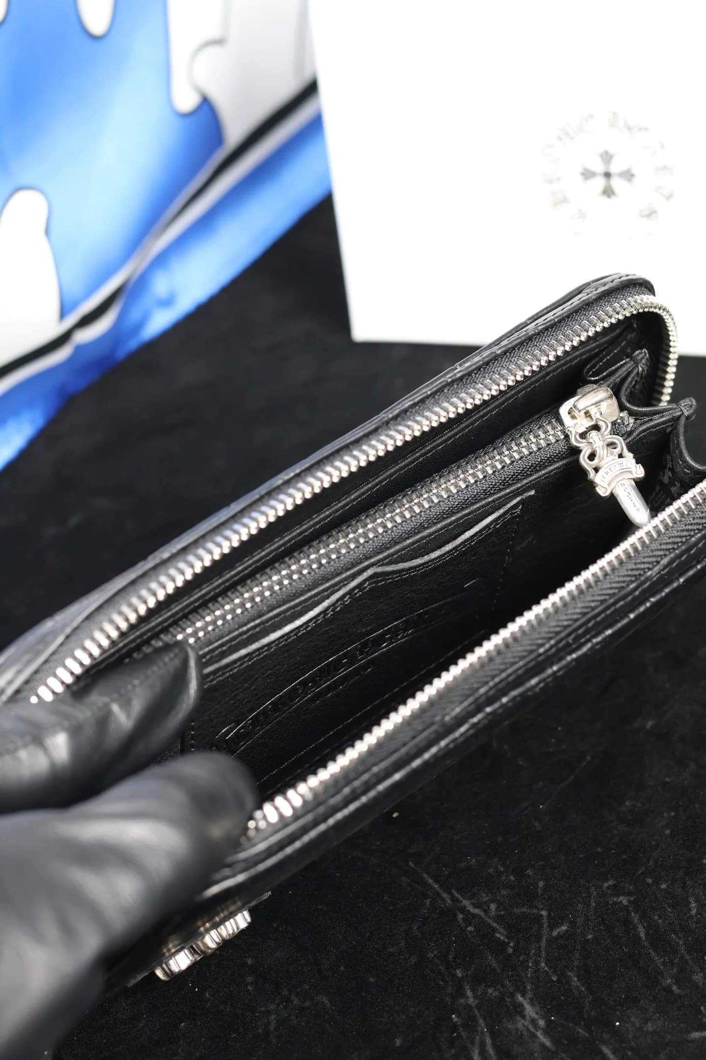 Внутренняя организация кошелька Chrome Hearts с отделениями и слотами для карт
