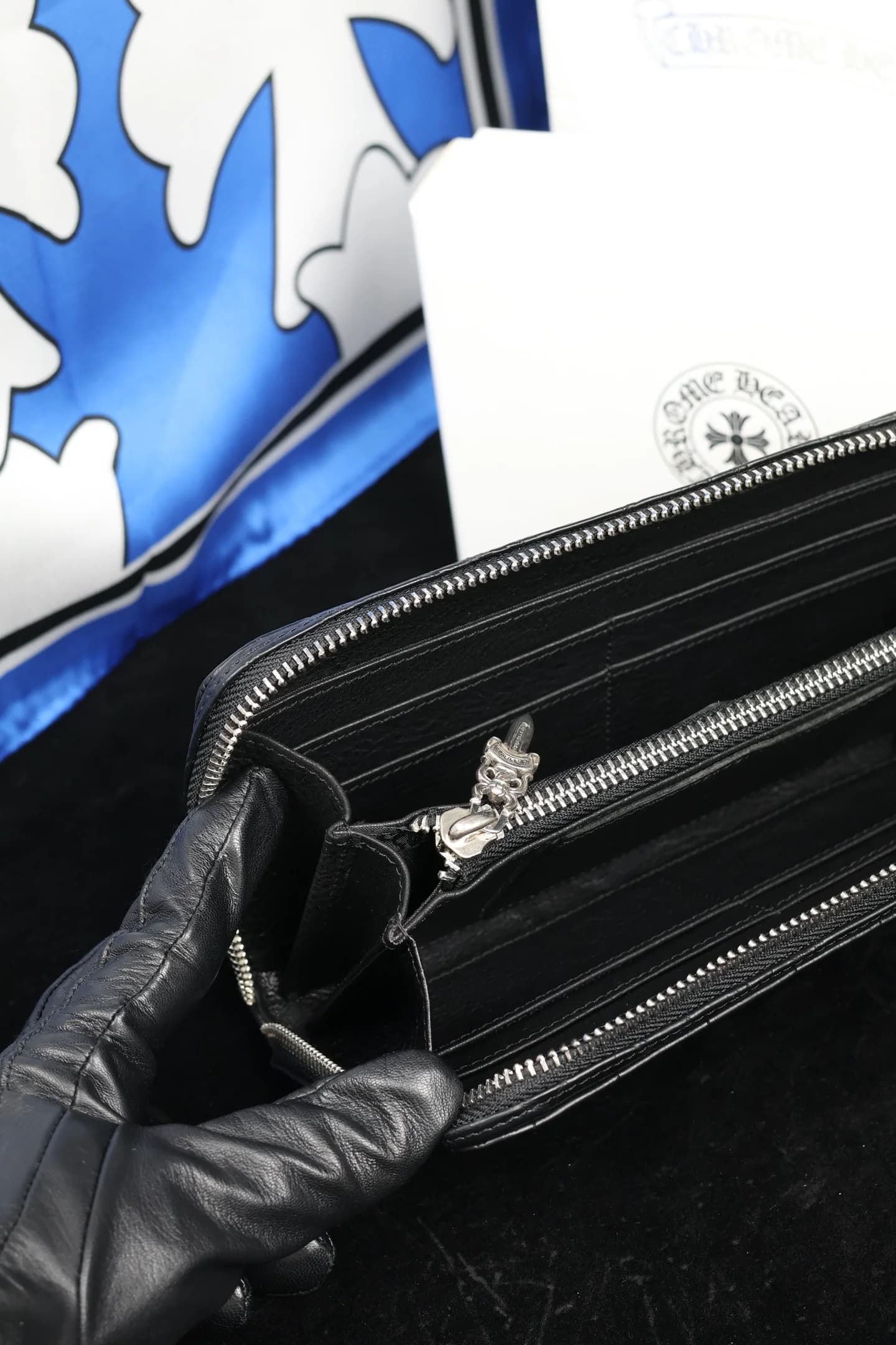 Открытый кошелек Chrome Hearts, демонстрация вместительных отделений