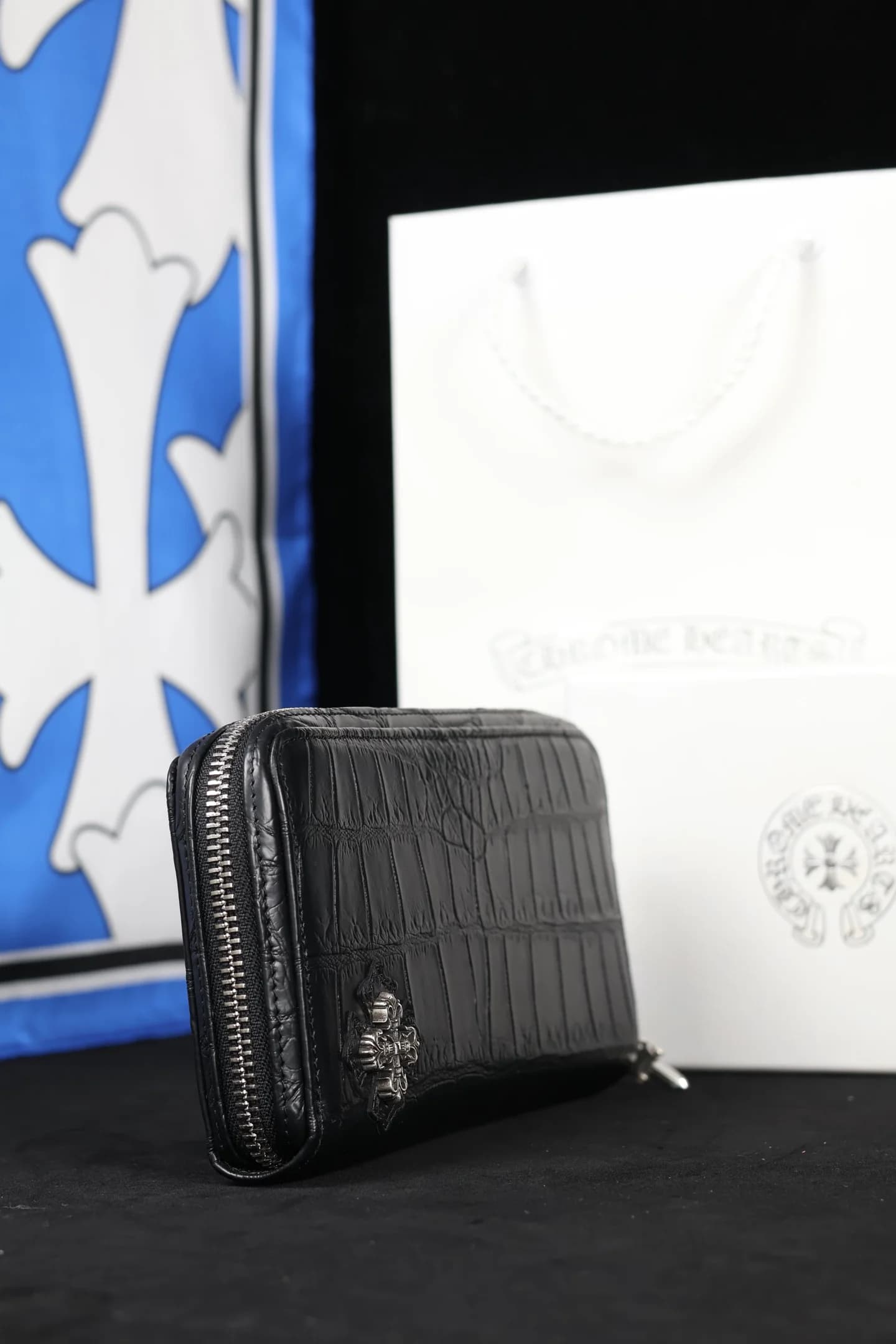 Кошелек Chrome Hearts на молнии, ракурс сзади и сбоку