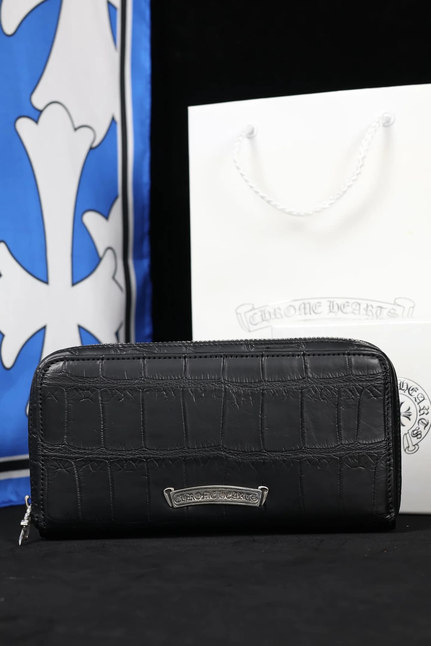 Задняя сторона кошелька Chrome Hearts с серебряной планкой с логотипом