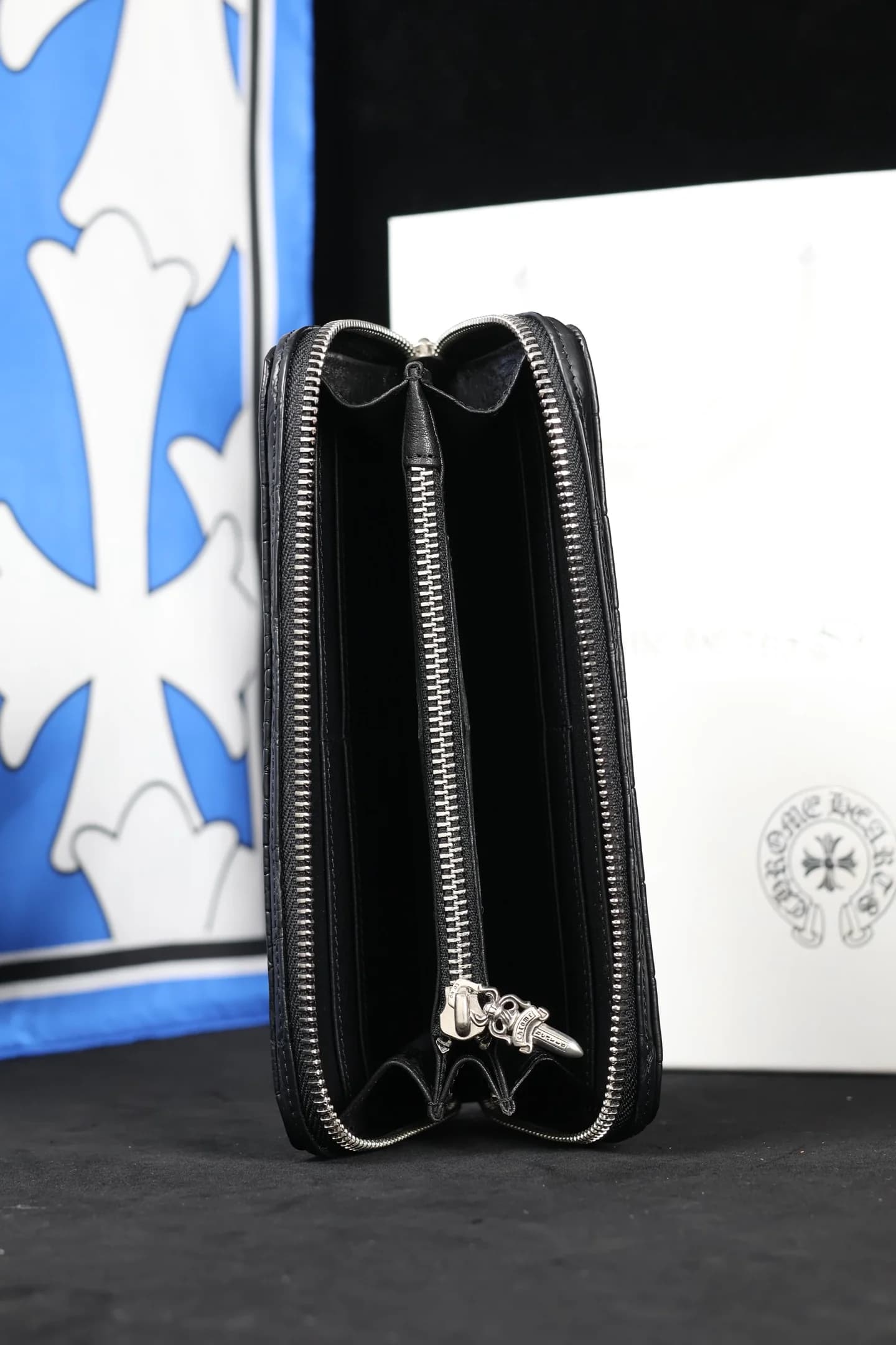 Кошелек Chrome Hearts в расстегнутом виде, вертикальный ракурс