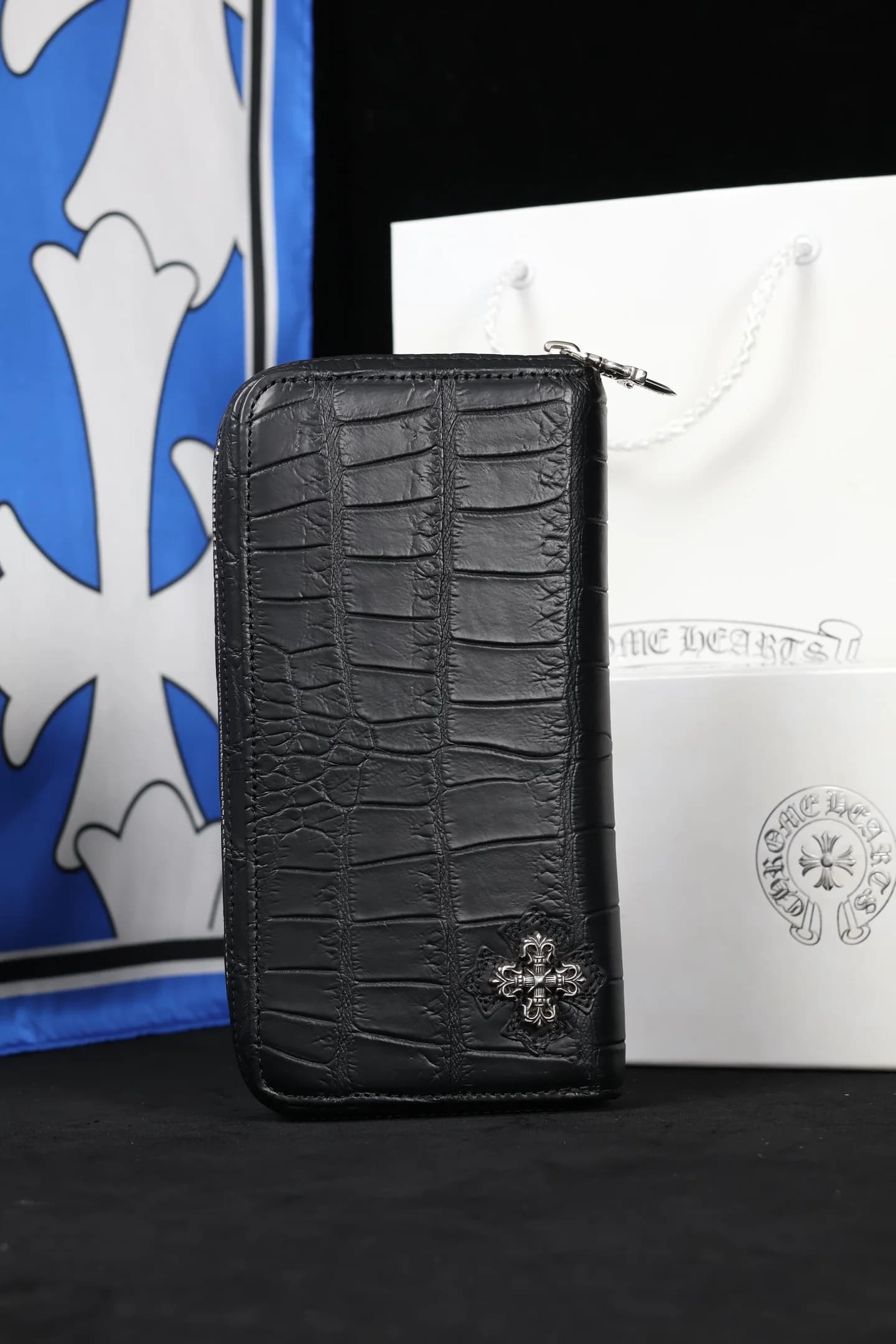 Вертикальное фото кошелька Chrome Hearts из кожи крокодила