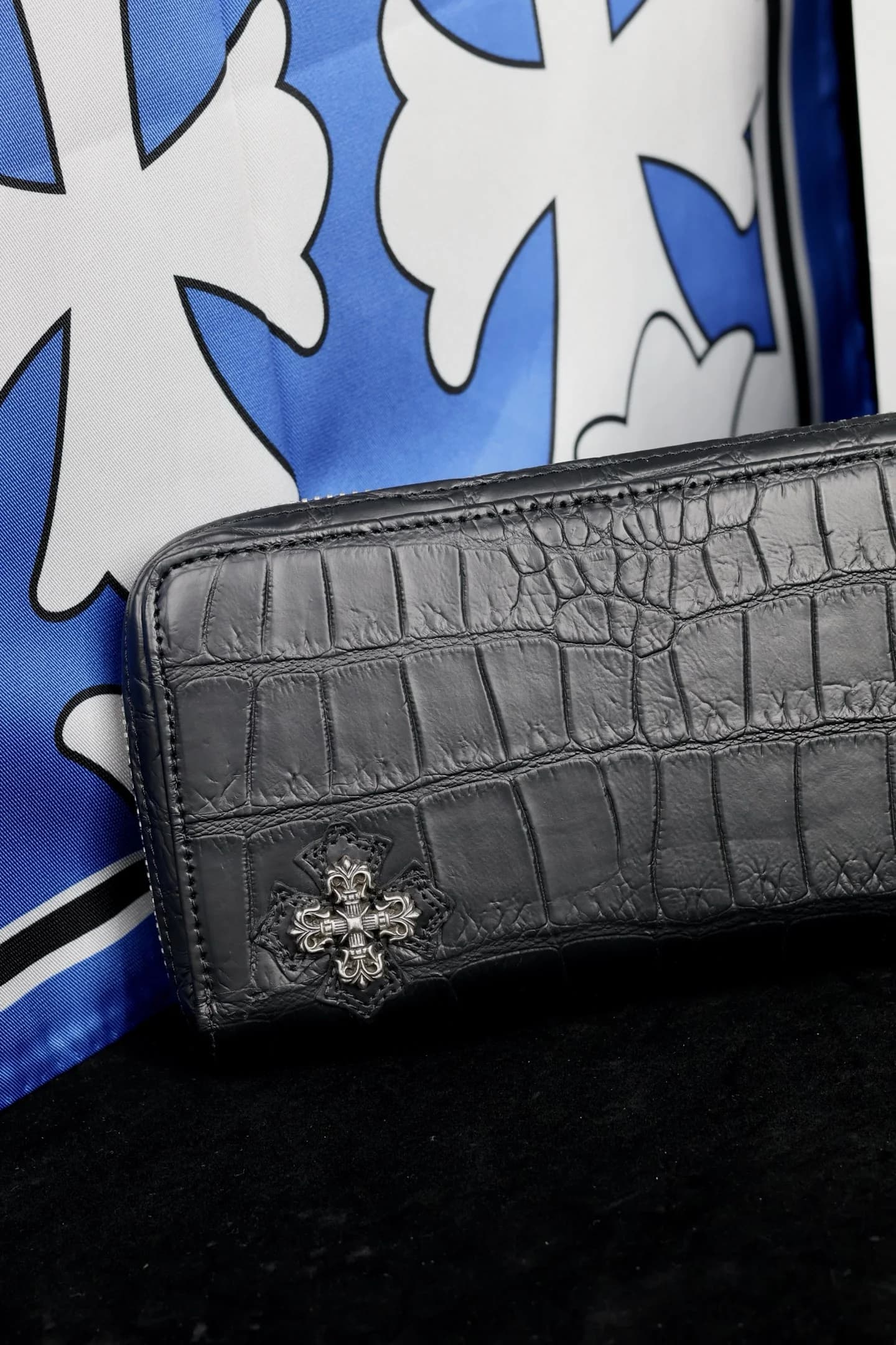Крупный план лицевой стороны кошелька Chrome Hearts с серебряным крестом