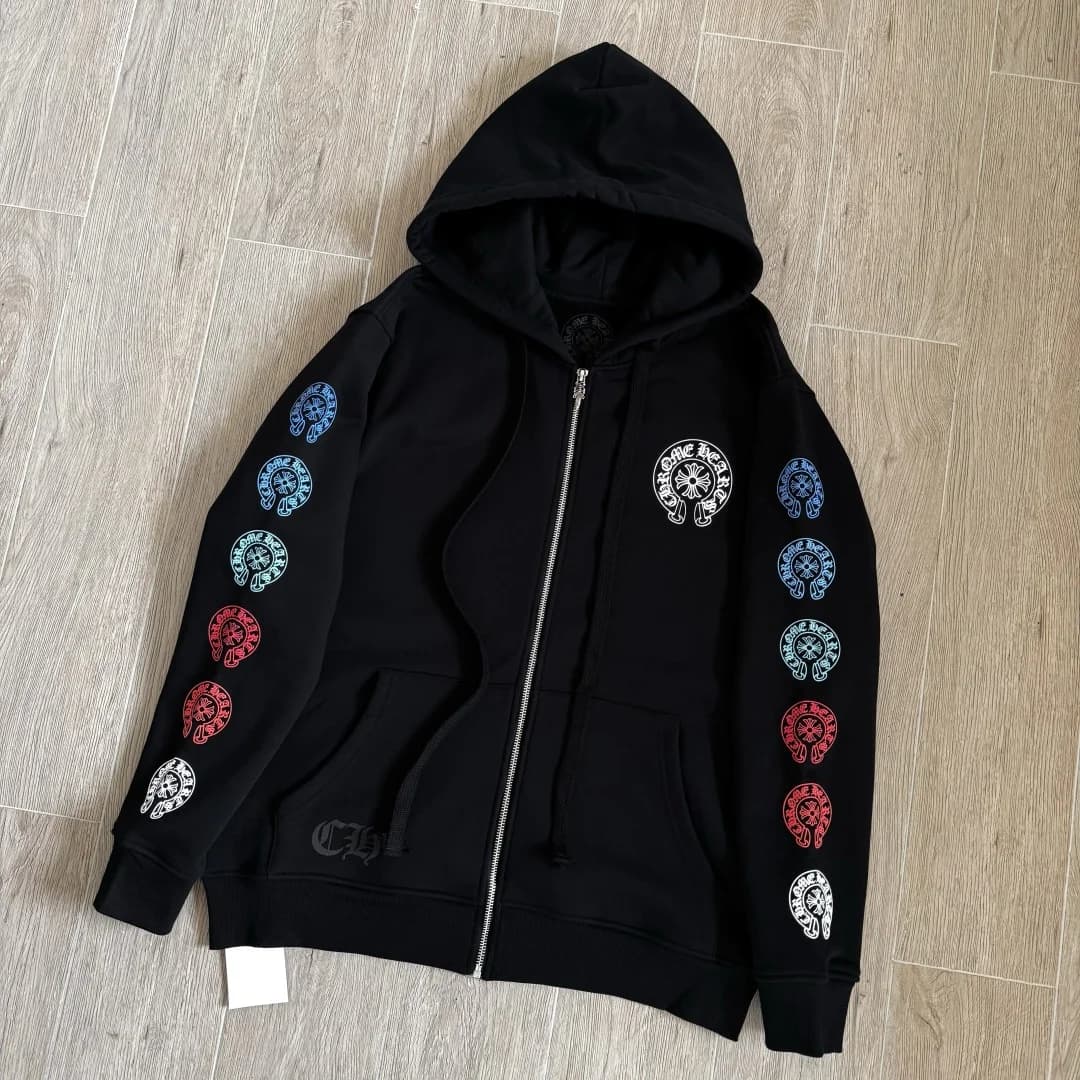Черное зип-худи Chrome Hearts на молнии, вид спереди под углом