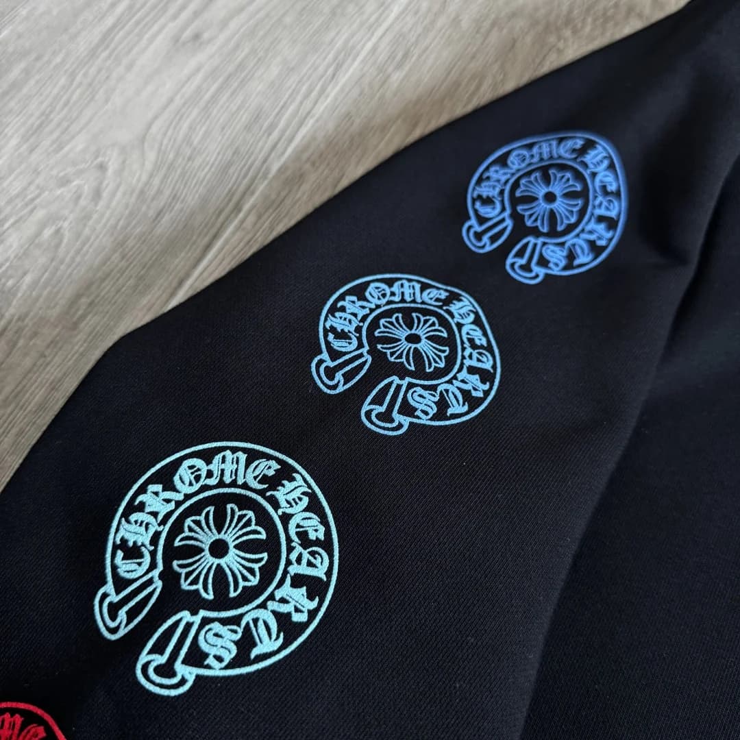 Крупный план голубых принтов на рукаве зип-худи Chrome Hearts