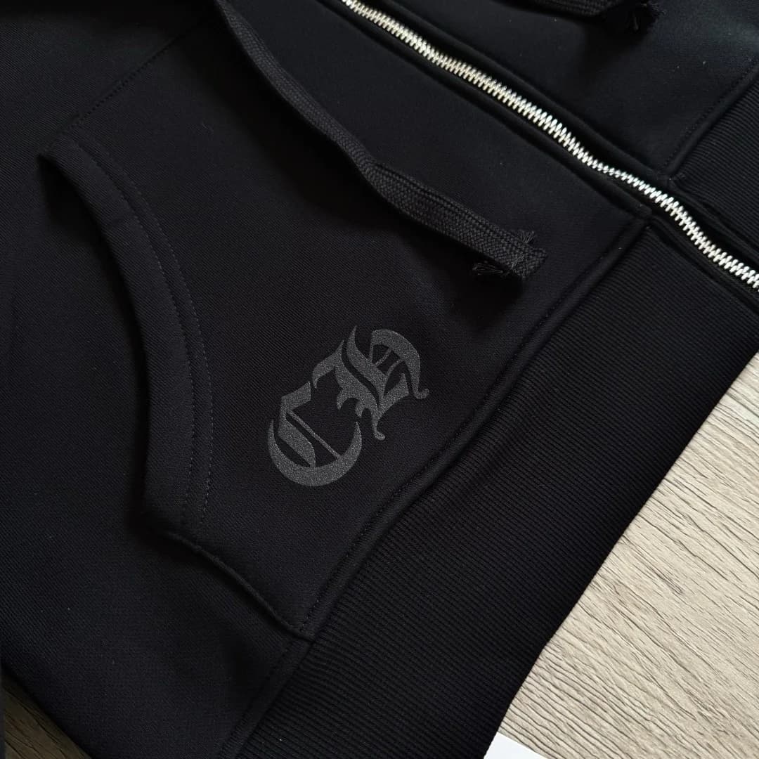 Деталь кармана с вышивкой монограммы Chrome Hearts