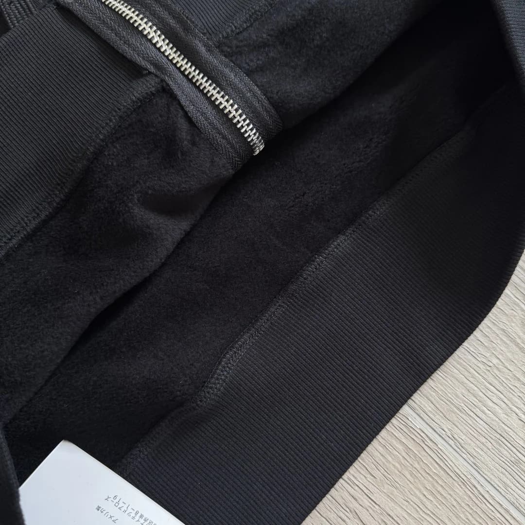 Деталь трикотажного манжета и молнии зип-худи Chrome Hearts