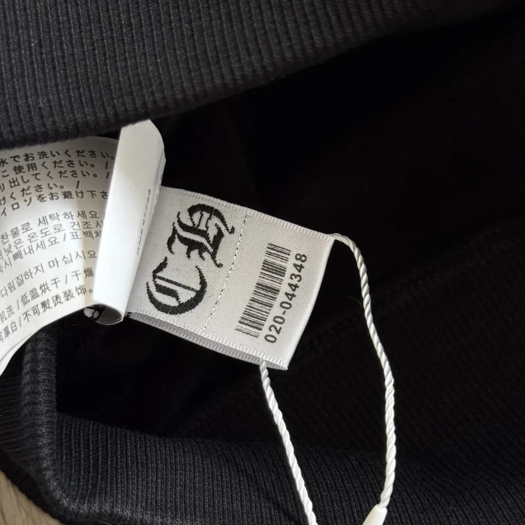Принт на спинке и рукавах черного зип-худи Chrome Hearts