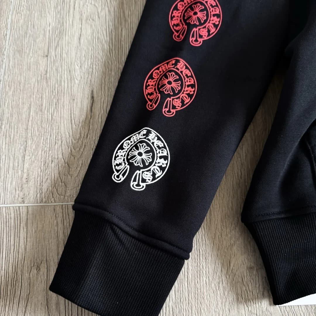 Крупный план белого принта Chrome Hearts на спине