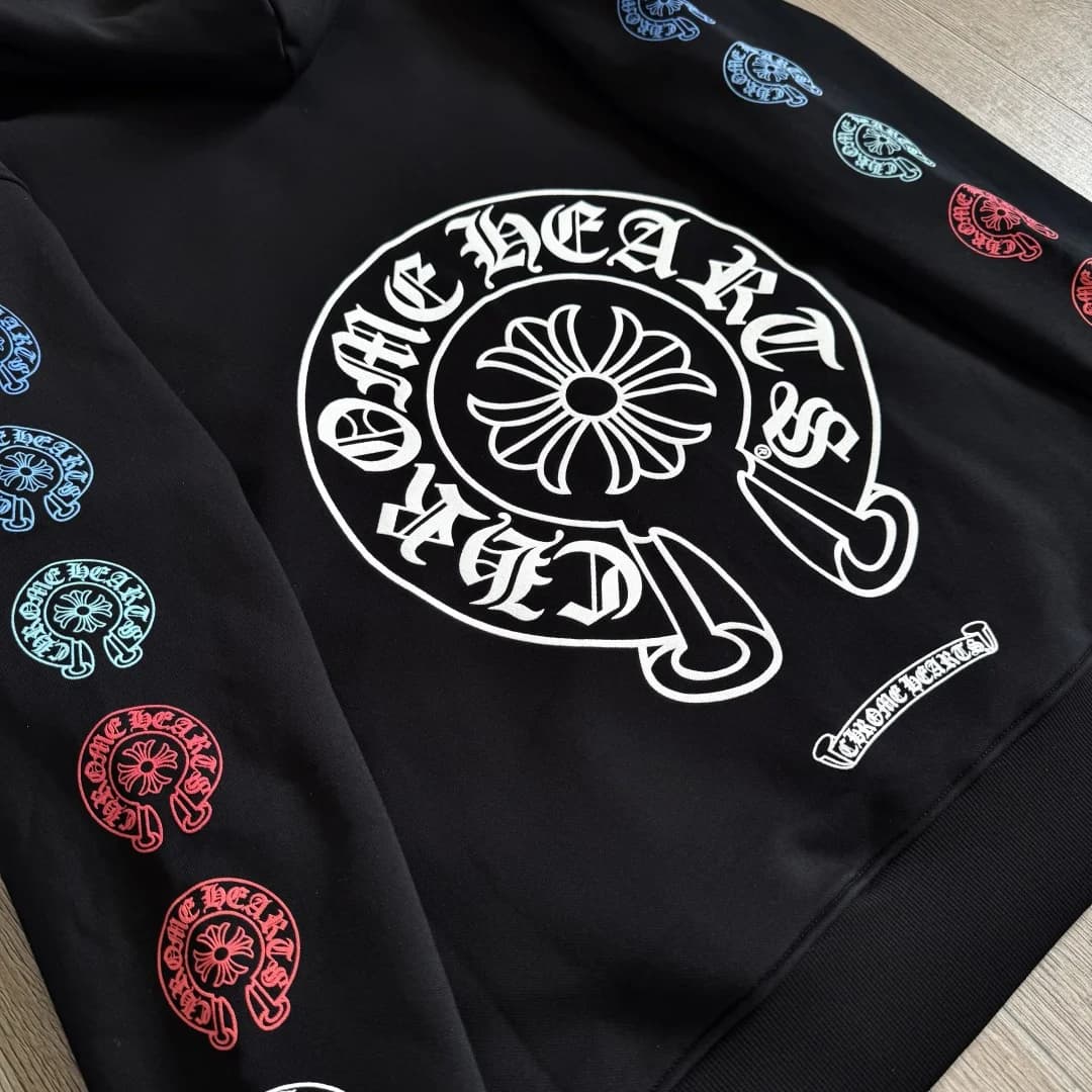 Деталь текстуры белого принта Chrome Hearts