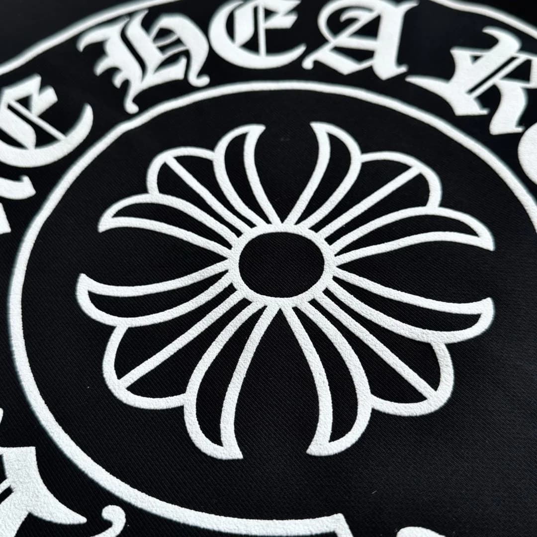 Текстура ткани и принта Chrome Hearts крупным планом